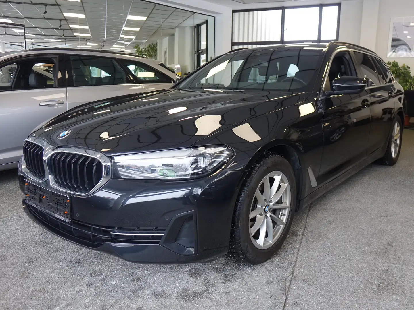 BMW 520 D Touring +STHZ+HUD+H/K+Himmel schwarz+RFK+ Schwarz - 2