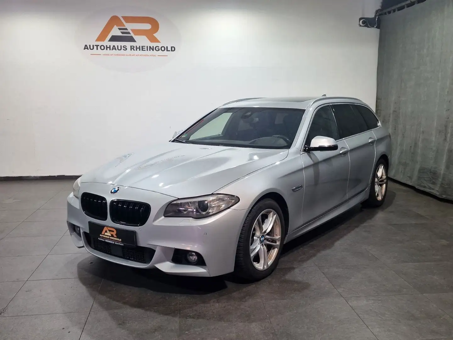 BMW 530 Touring 530 d xDrive M-Paket Silber - 1