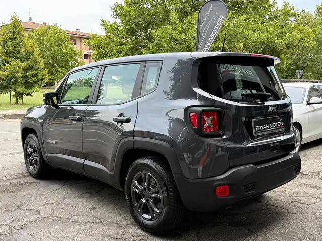 Jeep Renegade view 3