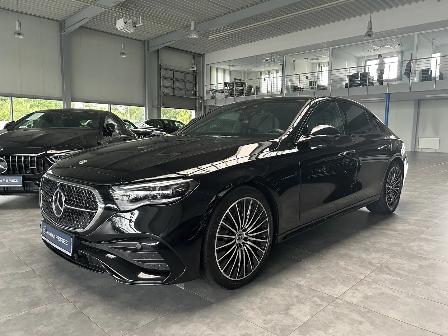 Mercedes-Benz E 200 AMG ADVANCED+ DISTRONIC-PANORAMA-MEMORY Schwarz - 2