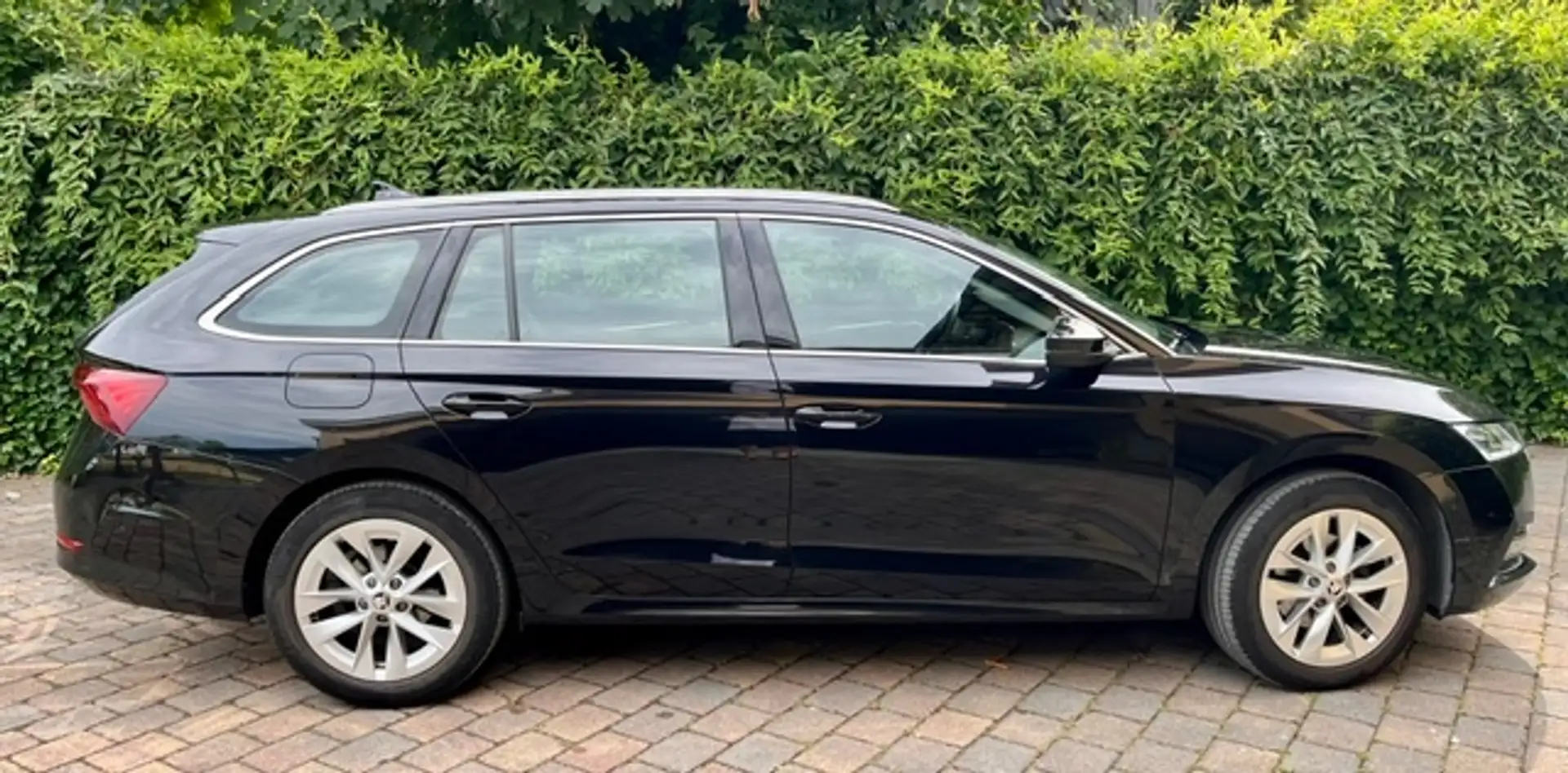 Skoda Octavia Octavia Combi 1,0 TSI ACT Premium Premium Schwarz - 1