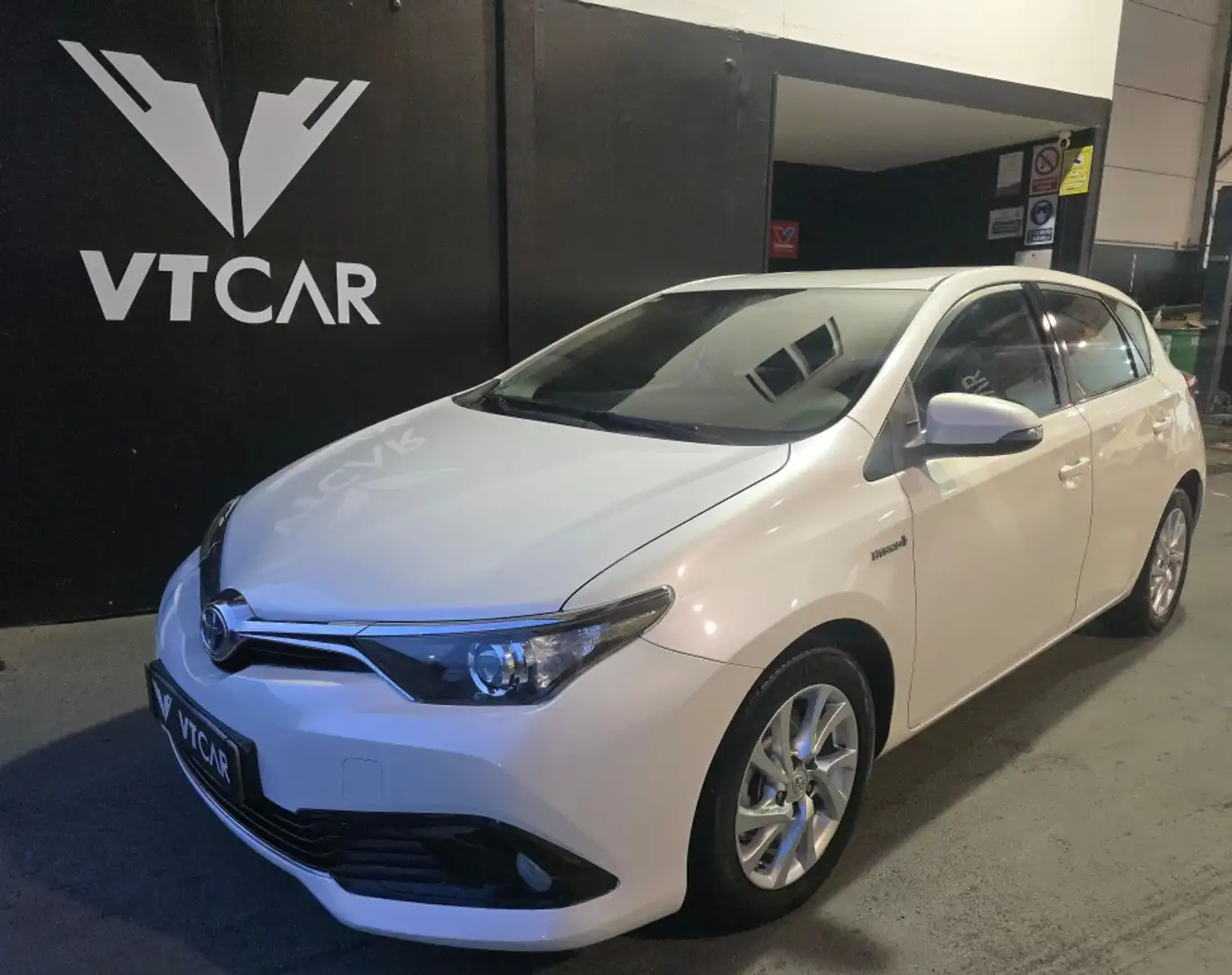 Toyota Auris hybrid 140H Business Blanco - 2