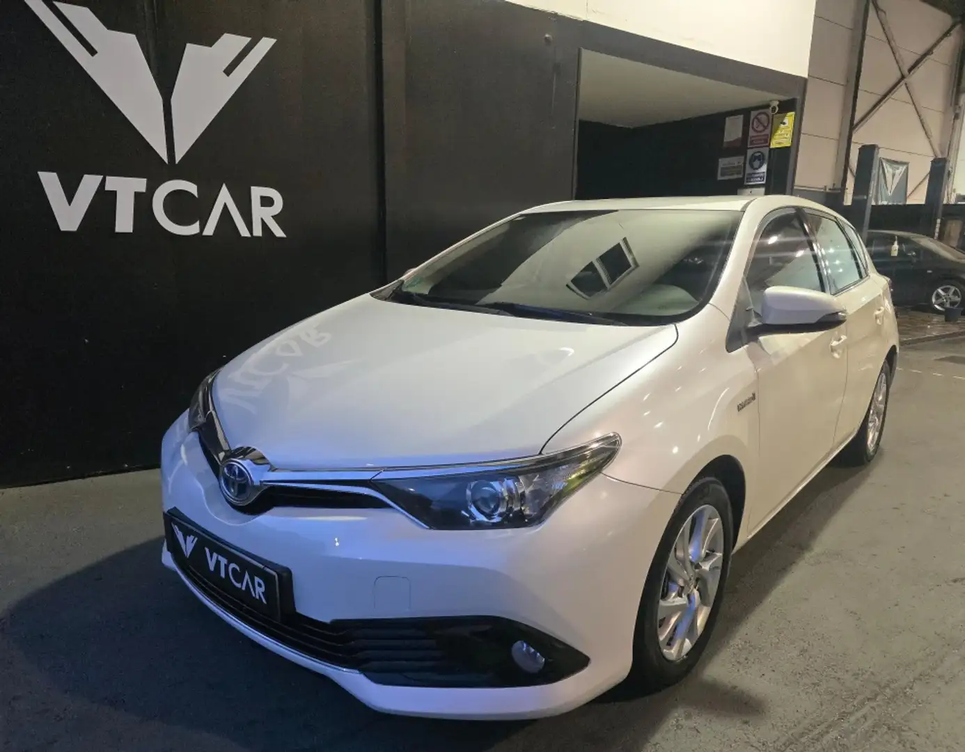 Toyota Auris hybrid 140H Business Blanco - 1