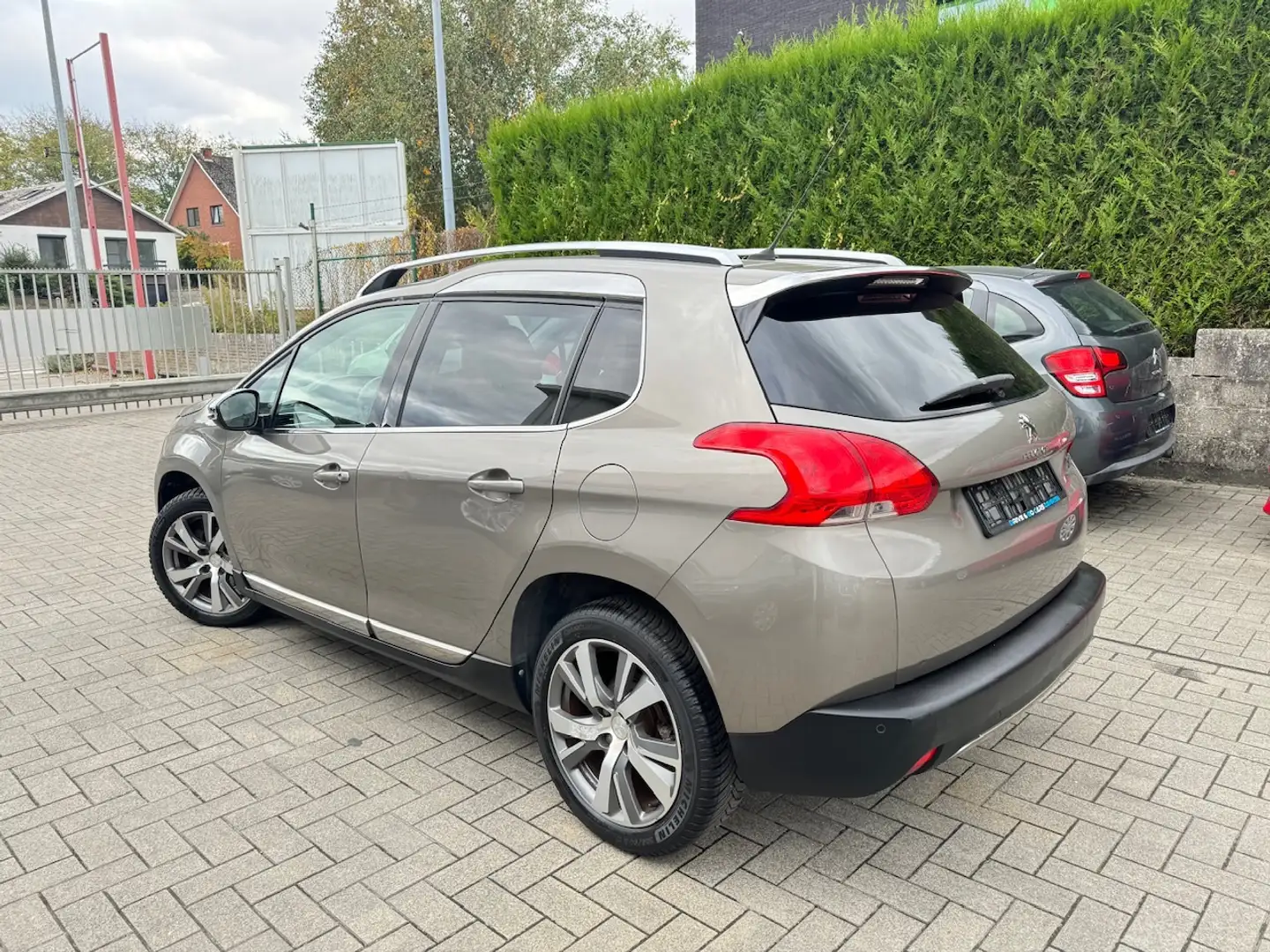 Peugeot 2008 Allure 1.6i Benzine ** 1 JAAR GARANTIE ** !! Beige - 2