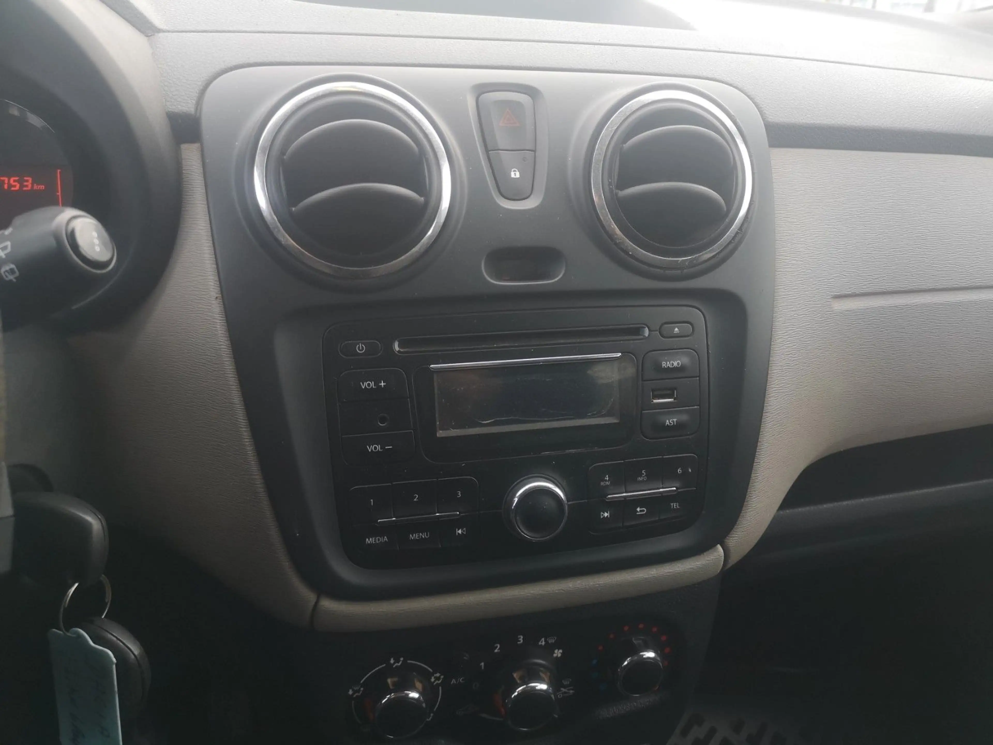 Dacia Lodgy 1.6 SCe 100 Lauréate 7 SITZE — photo 9
