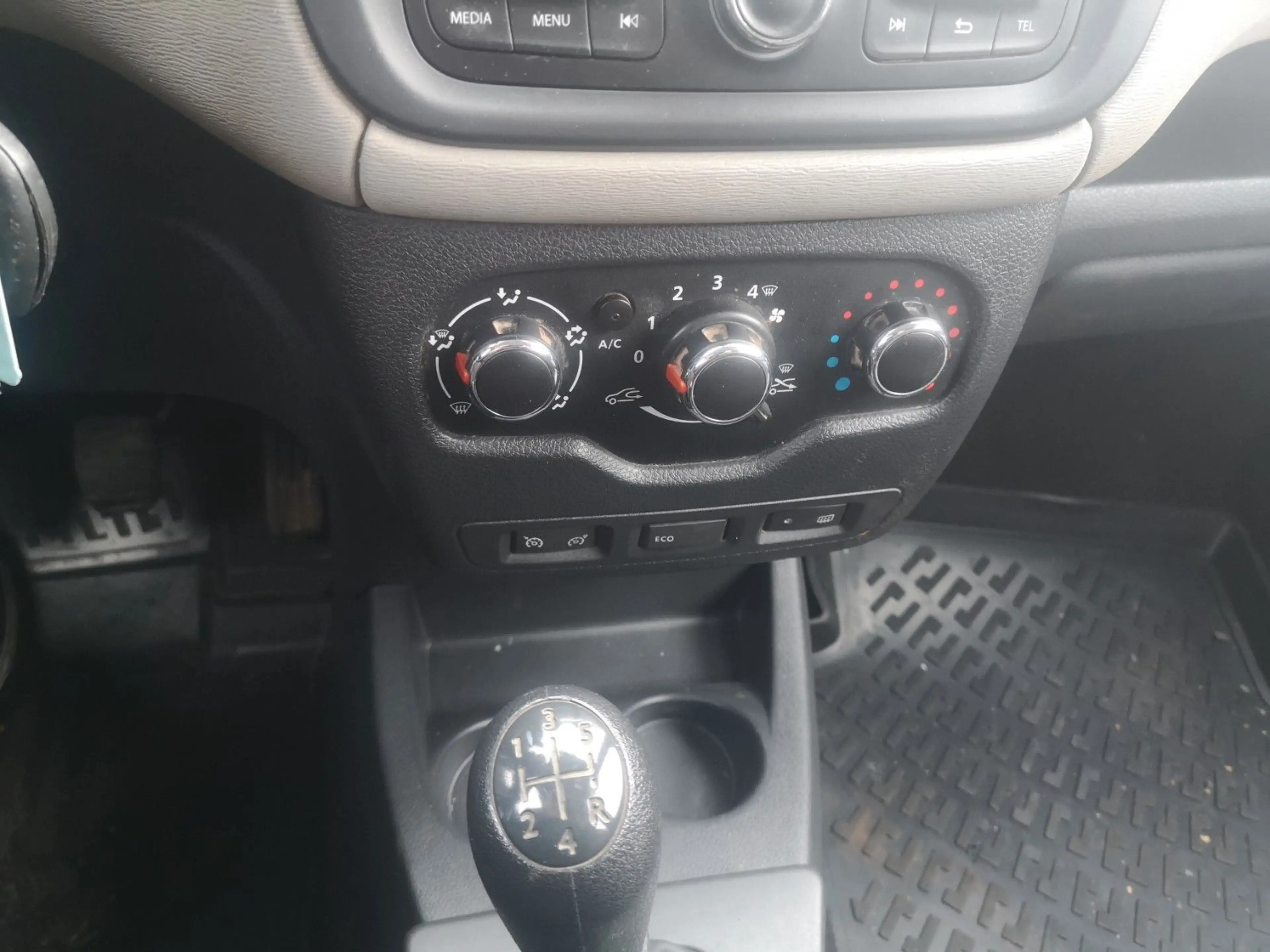 Dacia Lodgy 1.6 SCe 100 Lauréate 7 SITZE — photo 10
