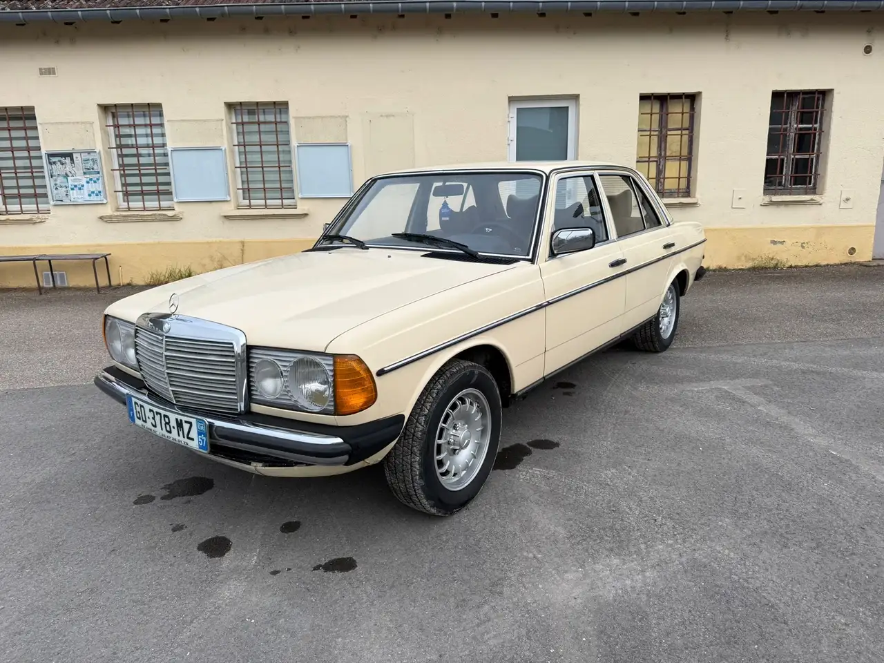 Mercedes-Benz E 220, foto 1