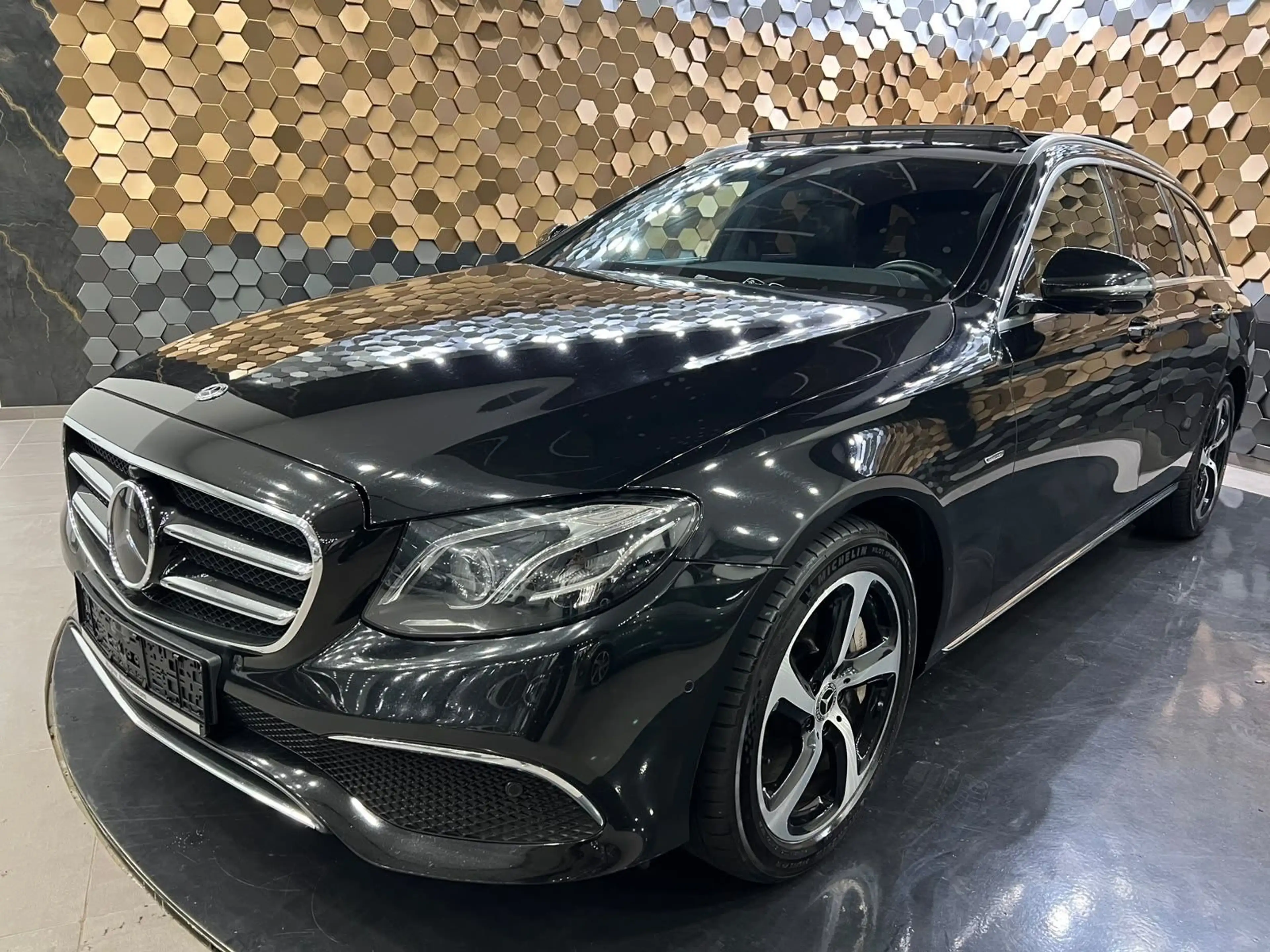 Mercedes-Benz E 400 d 4M /Sport/Wide/Panorama/360/AHK/