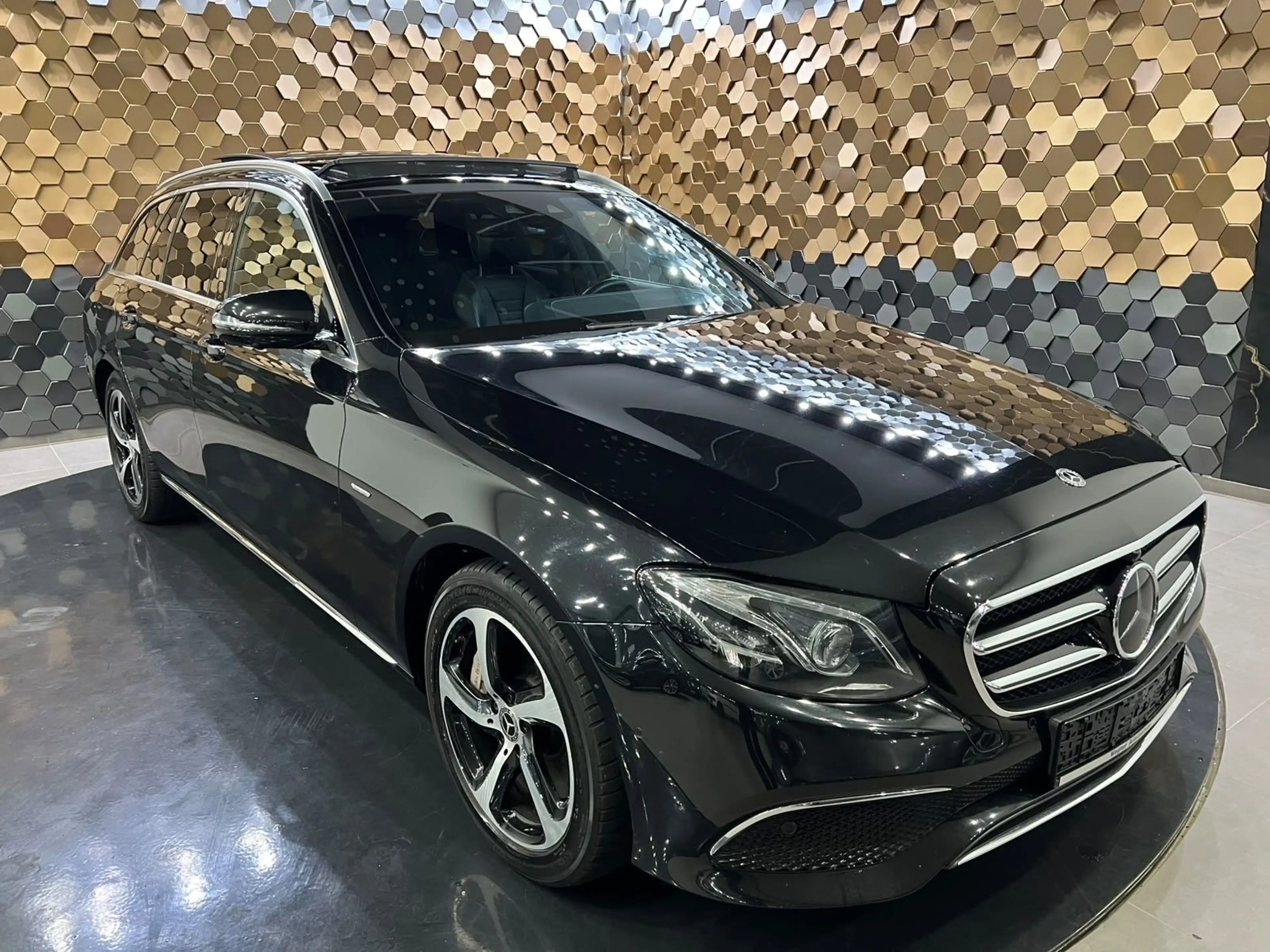 Mercedes-Benz E 400 d 4M /Sport/Wide/Panorama/360/AHK/ — photo 5