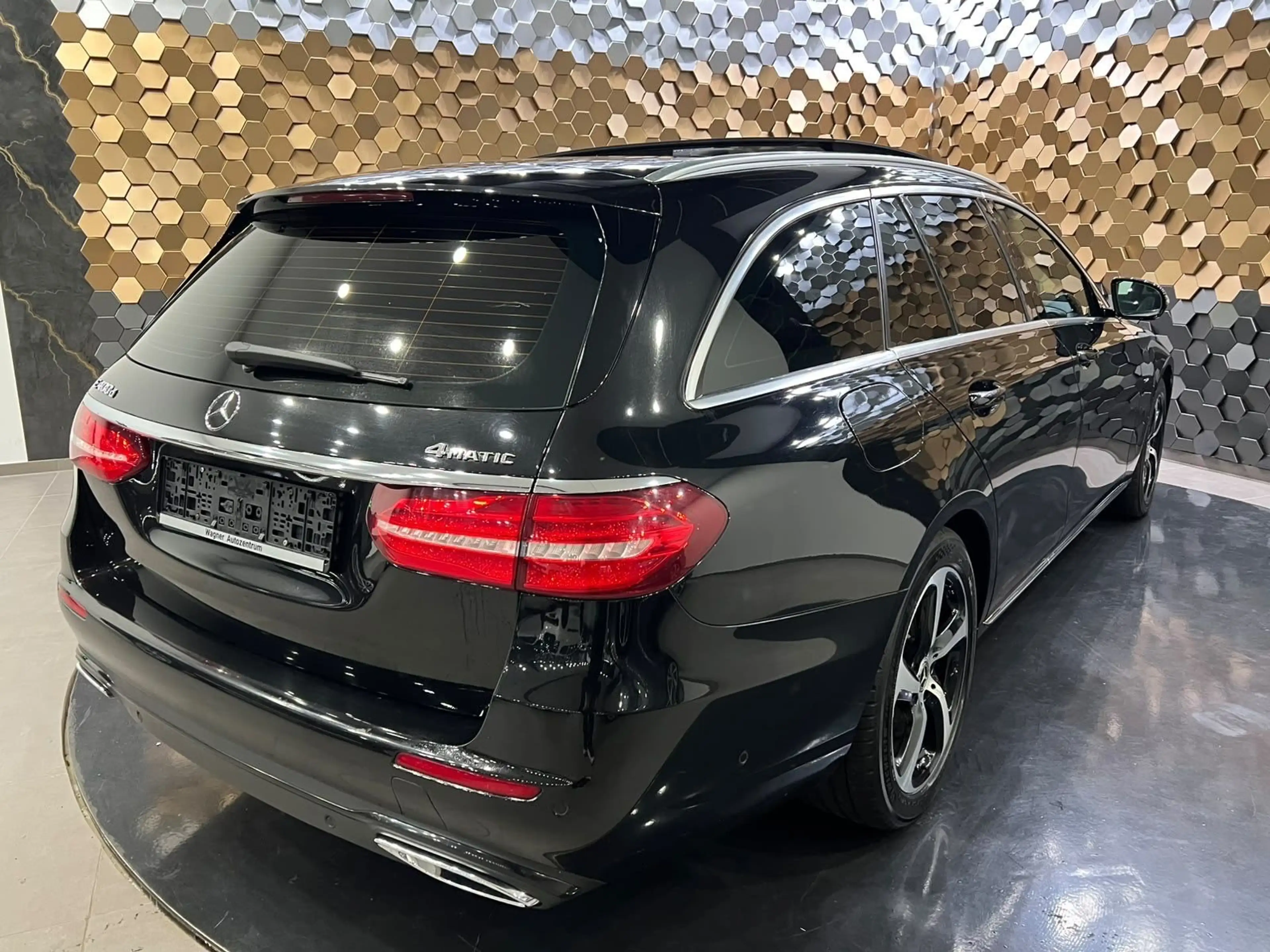 Mercedes-Benz E 400 d 4M /Sport/Wide/Panorama/360/AHK/ — photo 2