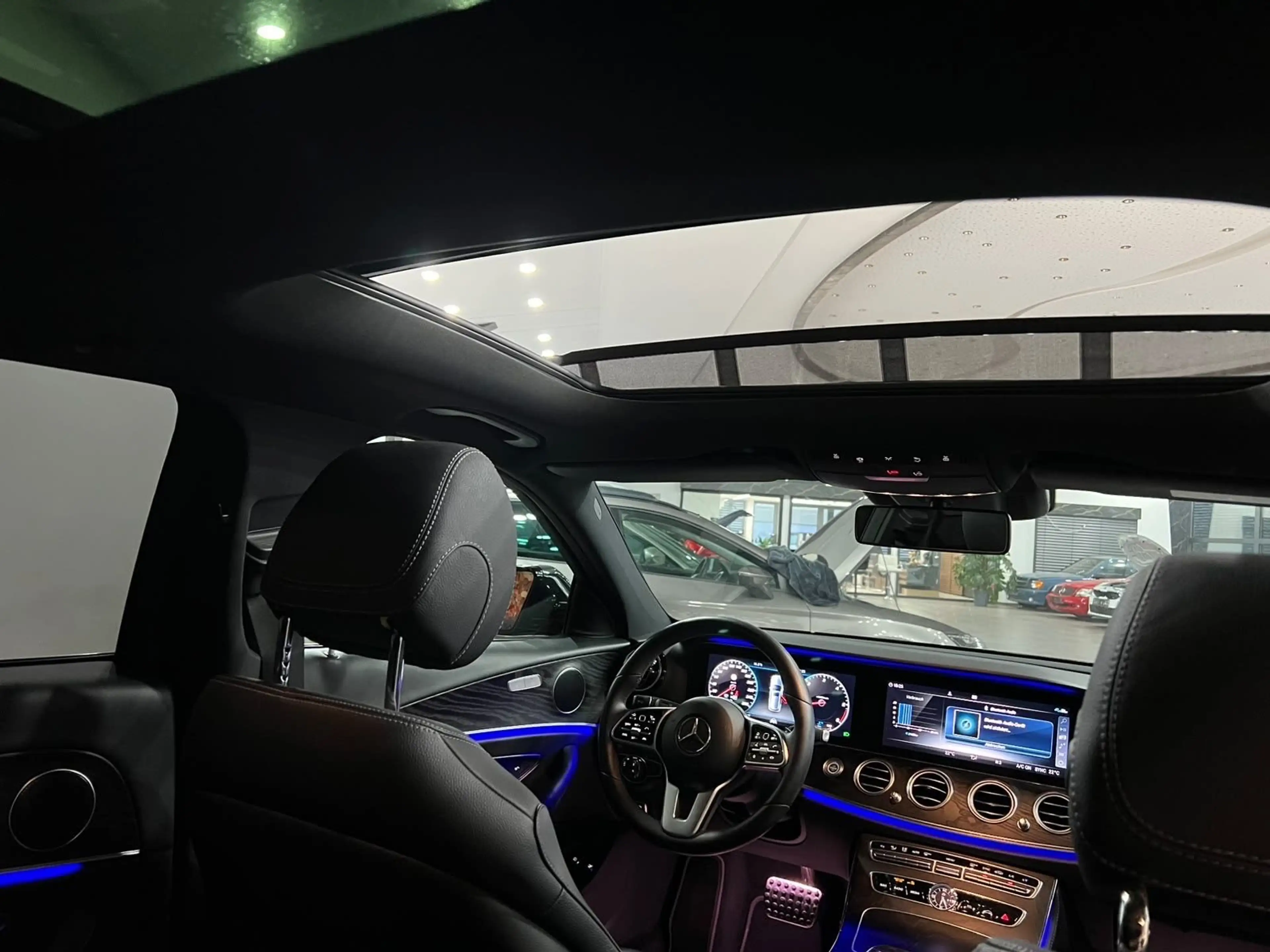 Mercedes-Benz E 400 d 4M /Sport/Wide/Panorama/360/AHK/ — photo 4