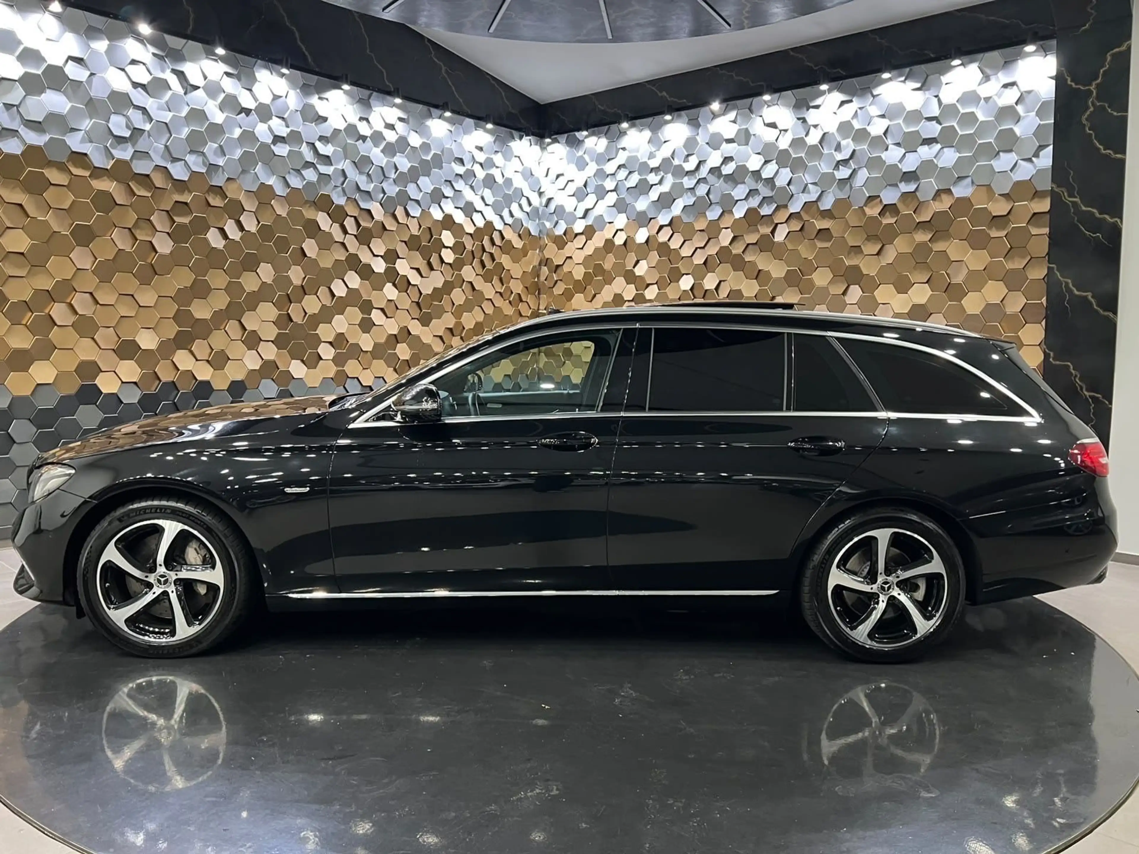 Mercedes-Benz E 400 d 4M /Sport/Wide/Panorama/360/AHK/ — photo 10