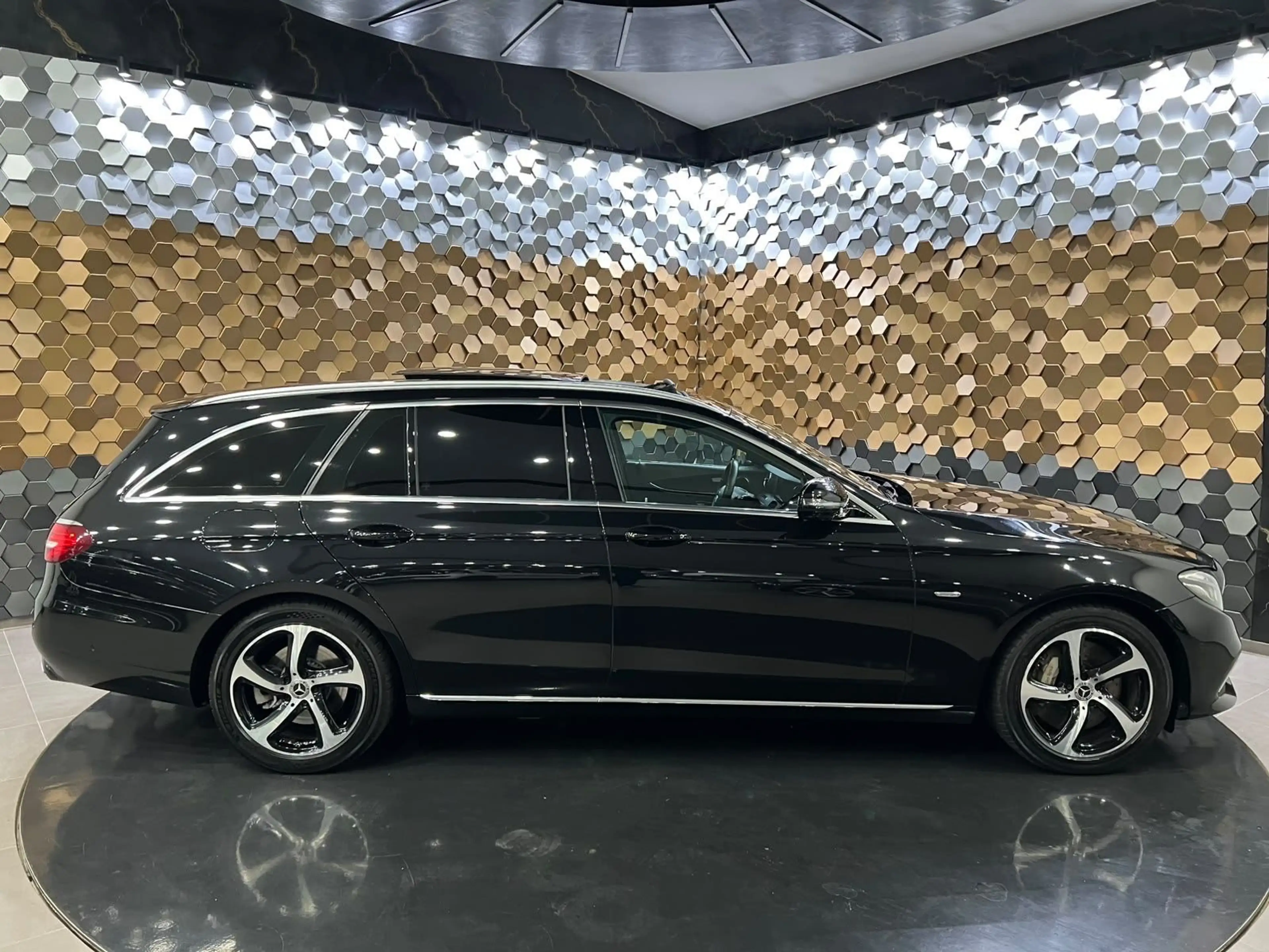 Mercedes-Benz E 400 d 4M /Sport/Wide/Panorama/360/AHK/ — photo 9