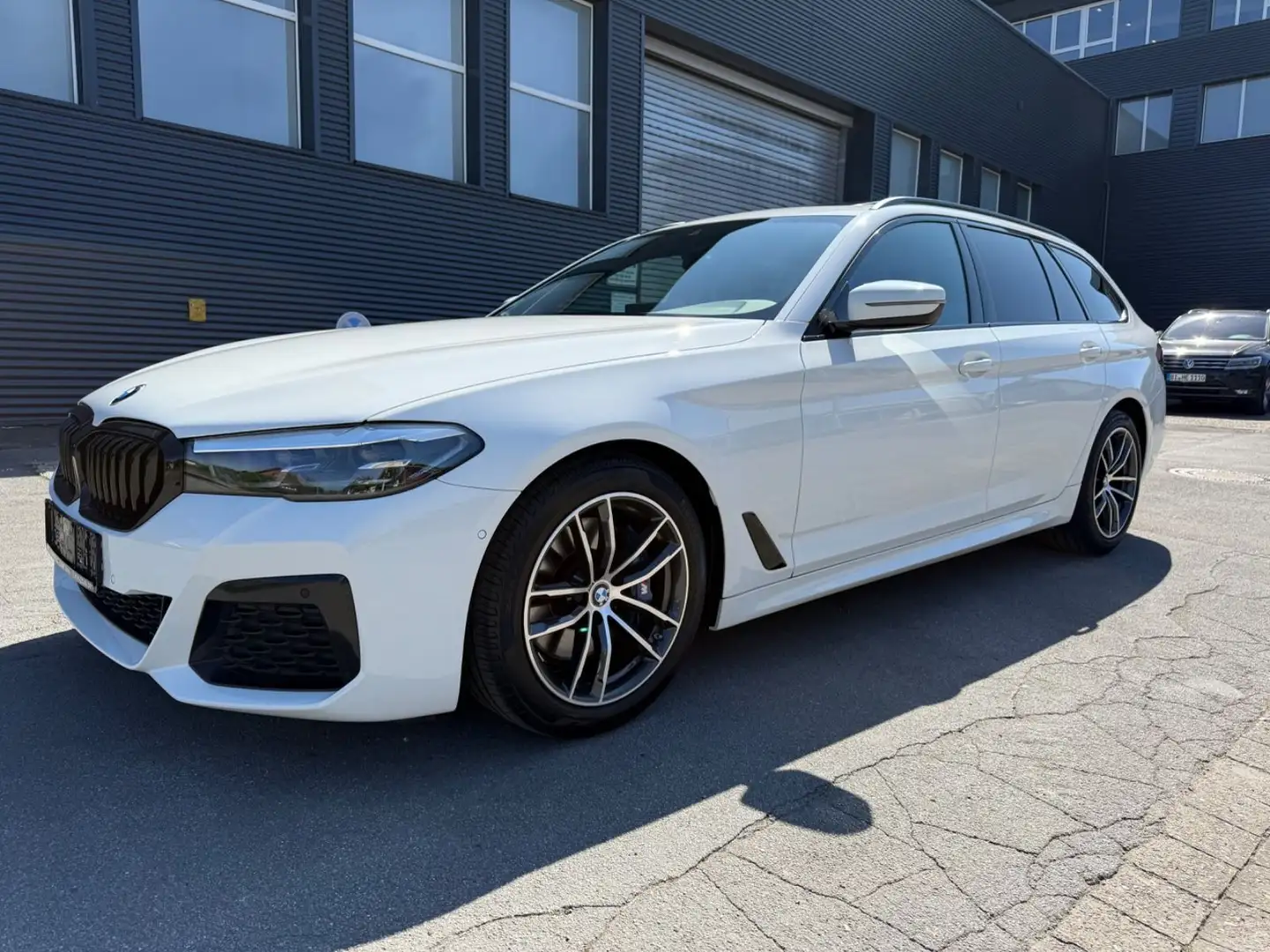 BMW 530 i Touring  M Sport Navi Prof Pano H/K AHK Weiß - 1