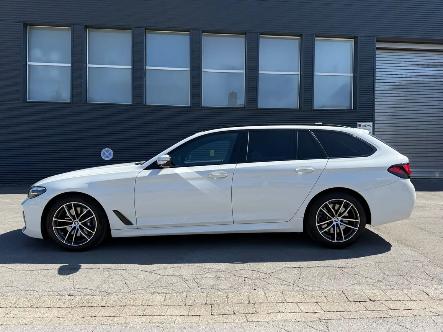 BMW 530 i Touring  M Sport Navi Prof Pano H/K AHK Weiß - 2