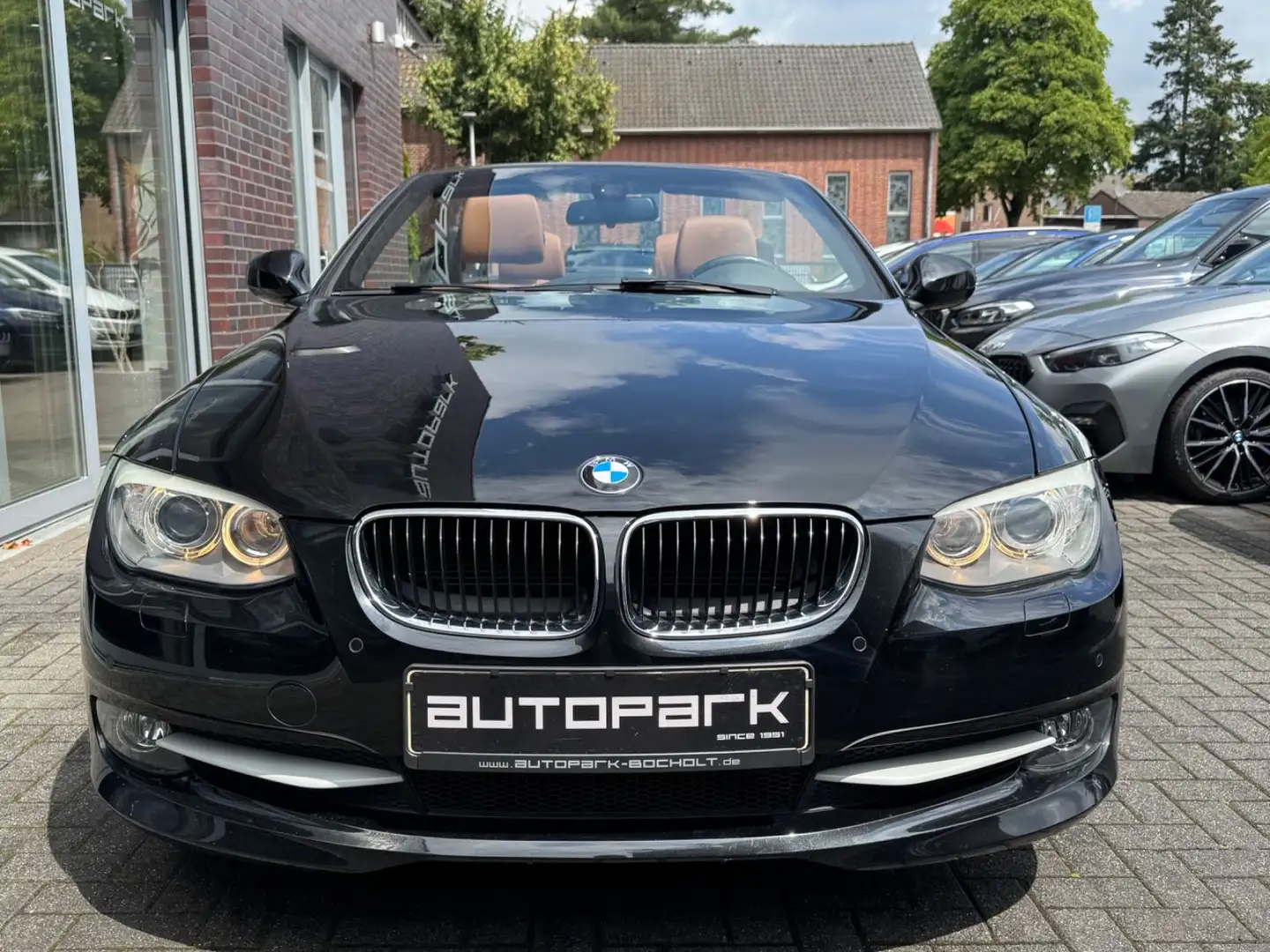 BMW 318 i Cabrio 1.Hand Navi Xenon Leder Memory Schwarz - 2