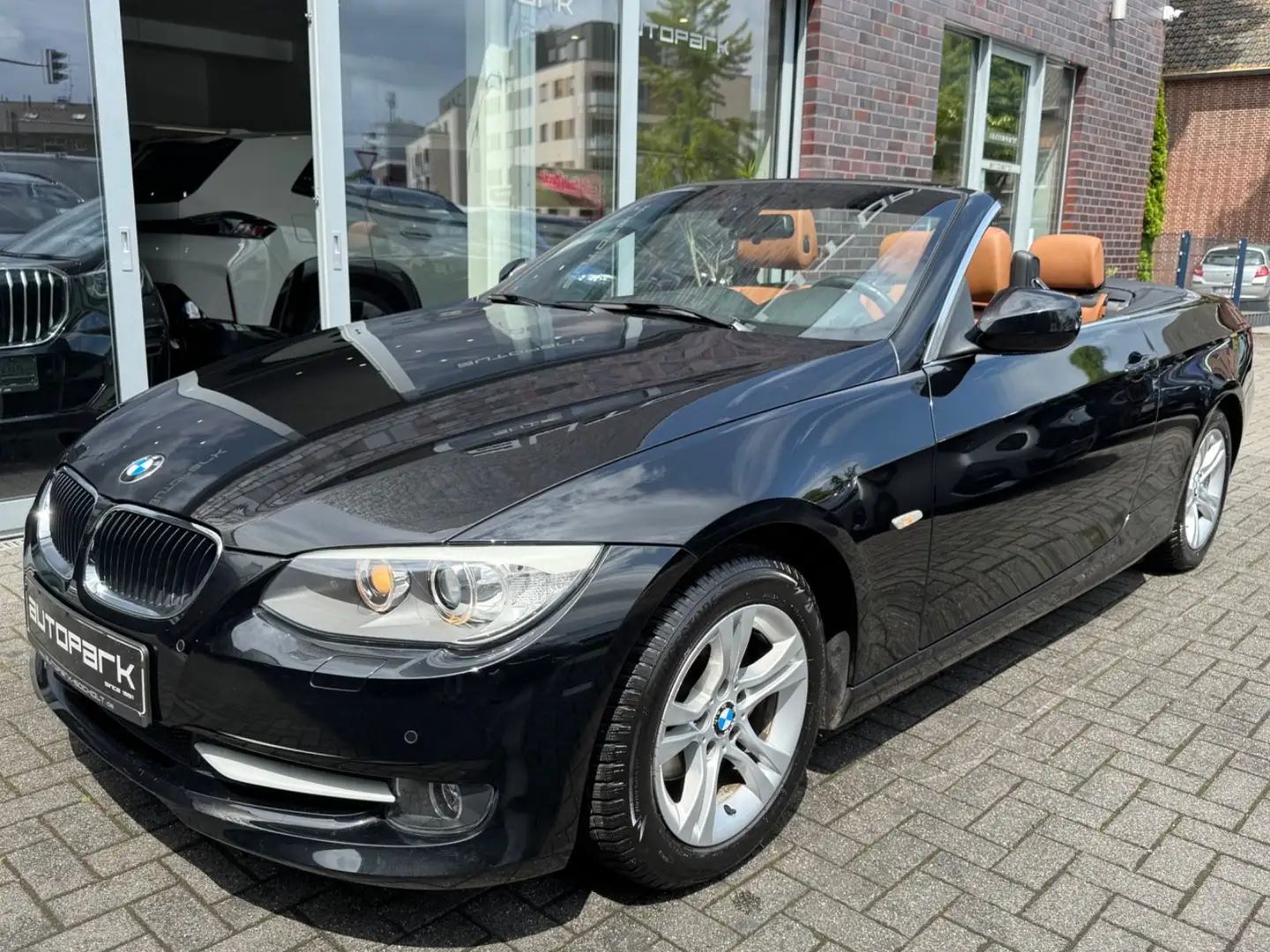 BMW 318 i Cabrio 1.Hand Navi Xenon Leder Memory Schwarz - 1