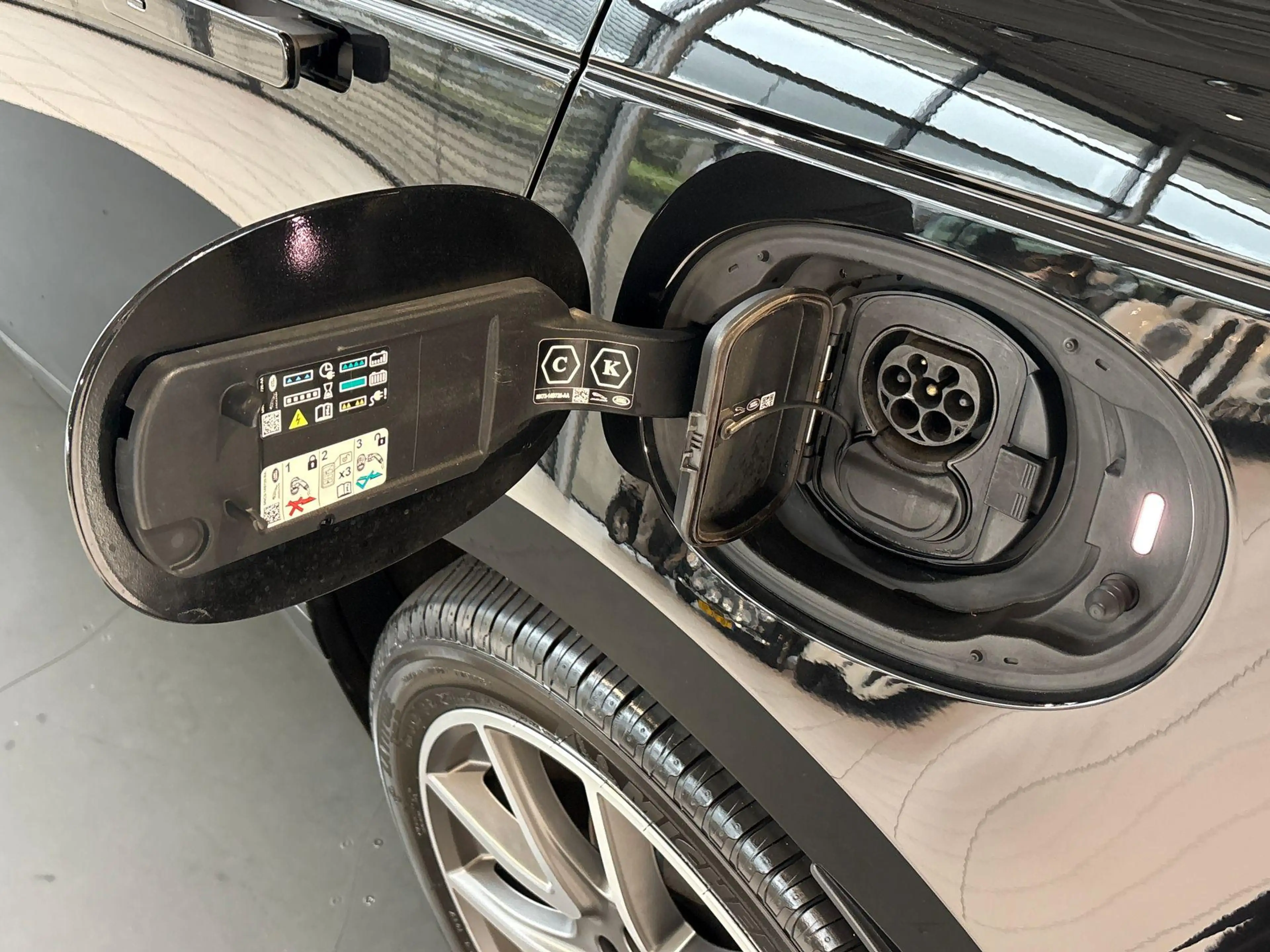 Land Rover Range Rover Velar P400e S -PANO.DAK|21"LM|DRIVE PACK|MERIDIAN AUDIO — photo 23