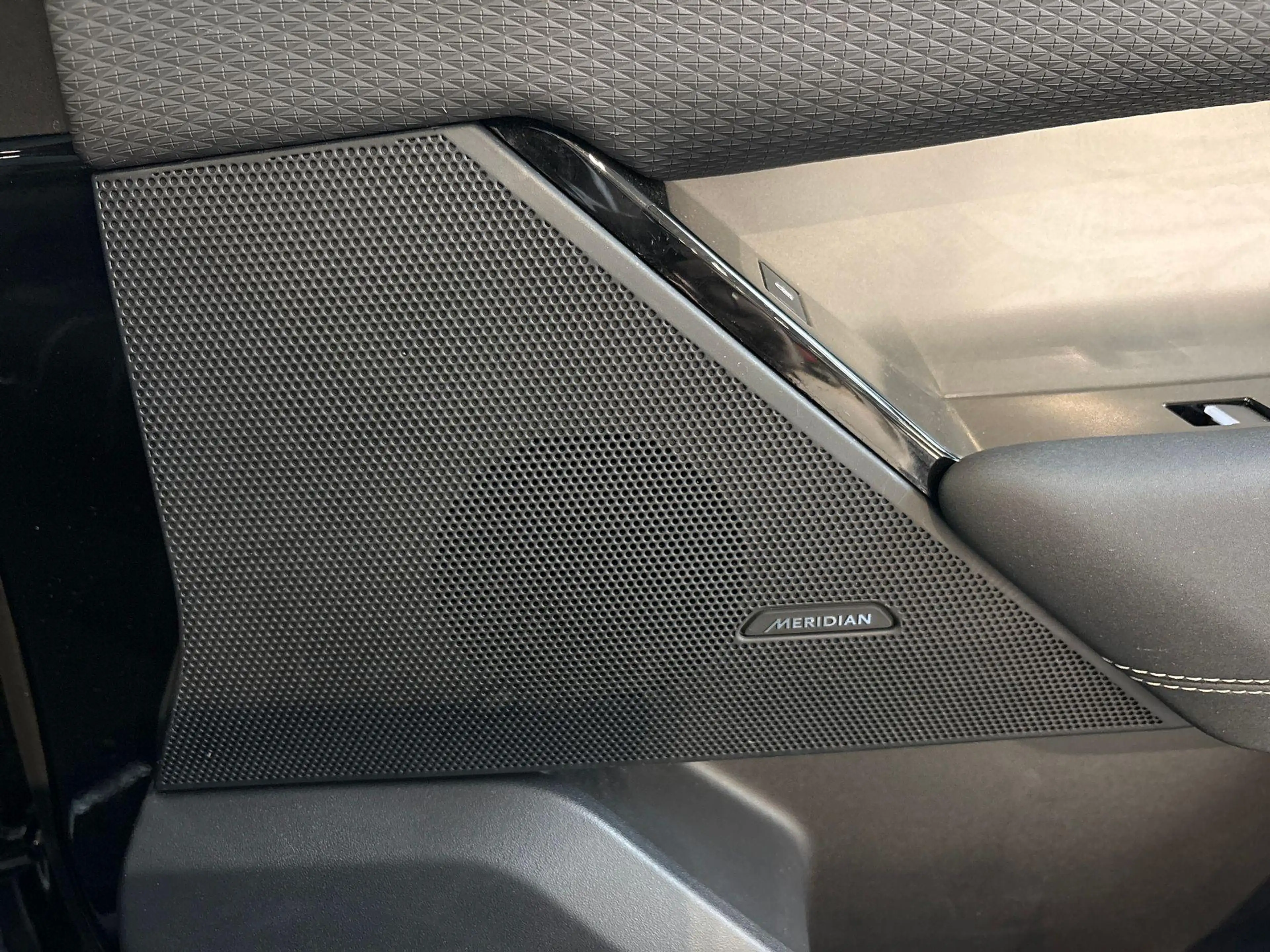 Land Rover Range Rover Velar P400e S -PANO.DAK|21"LM|DRIVE PACK|MERIDIAN AUDIO — photo 13
