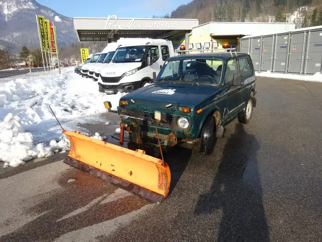 Lada Taiga 4x4 mit Schneepflug und Salzstreuer