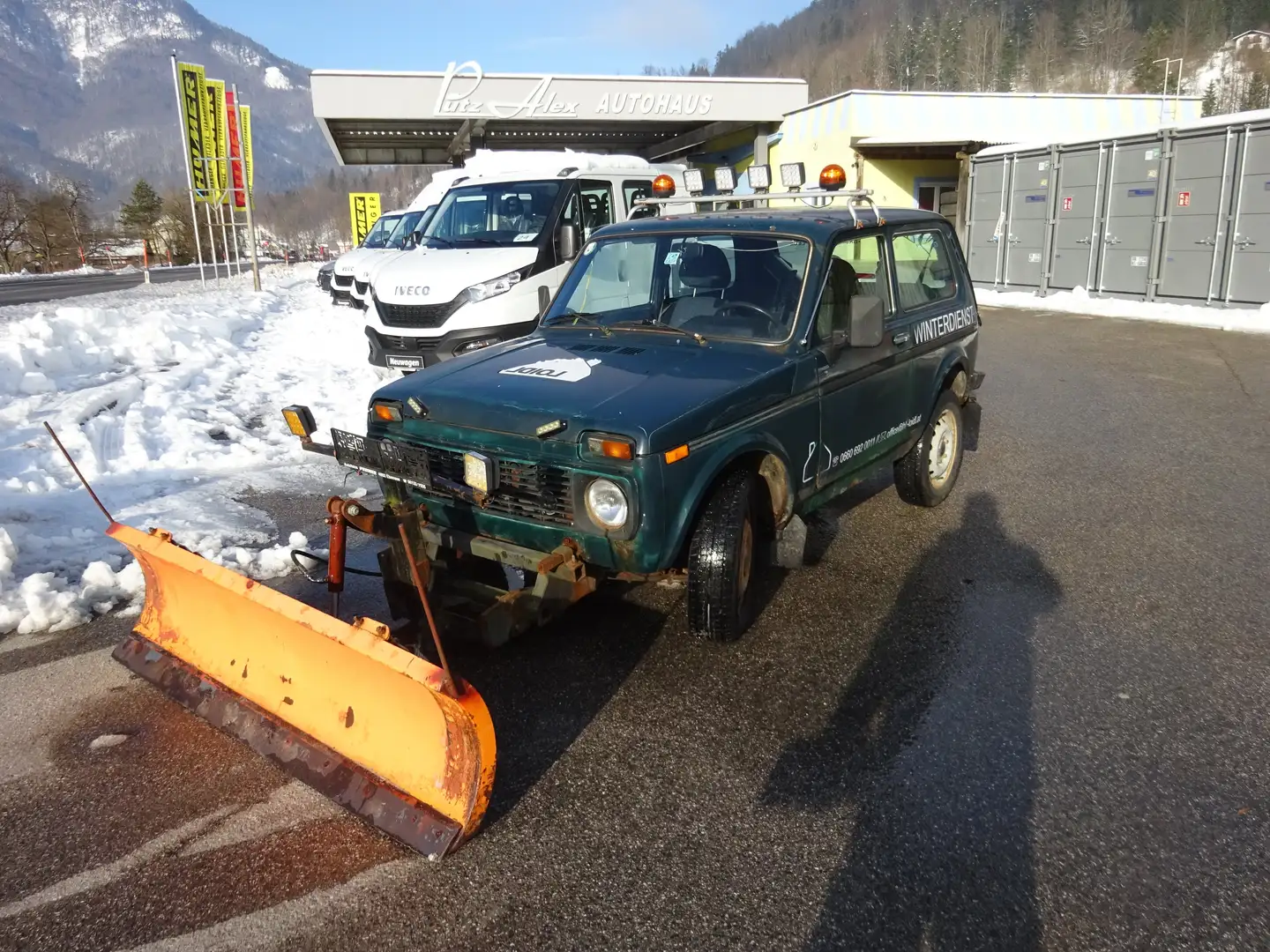 Lada Taiga 4x4 mit Schneepflug und Salzstreuer Зелений - 2