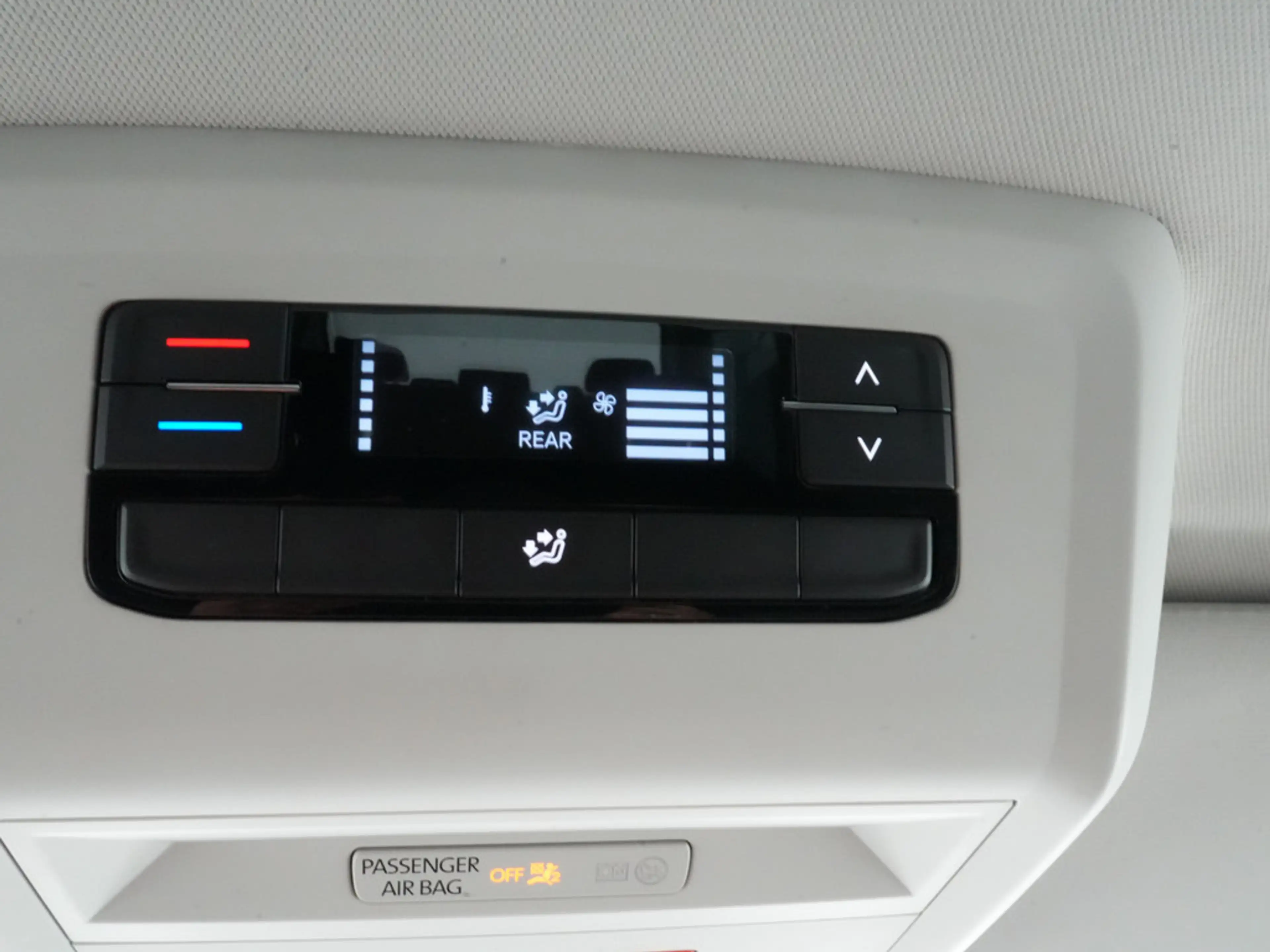 Volkswagen T6.1 Multivan Family DSG 7-SITZER NAVI KAM AH — photo 5