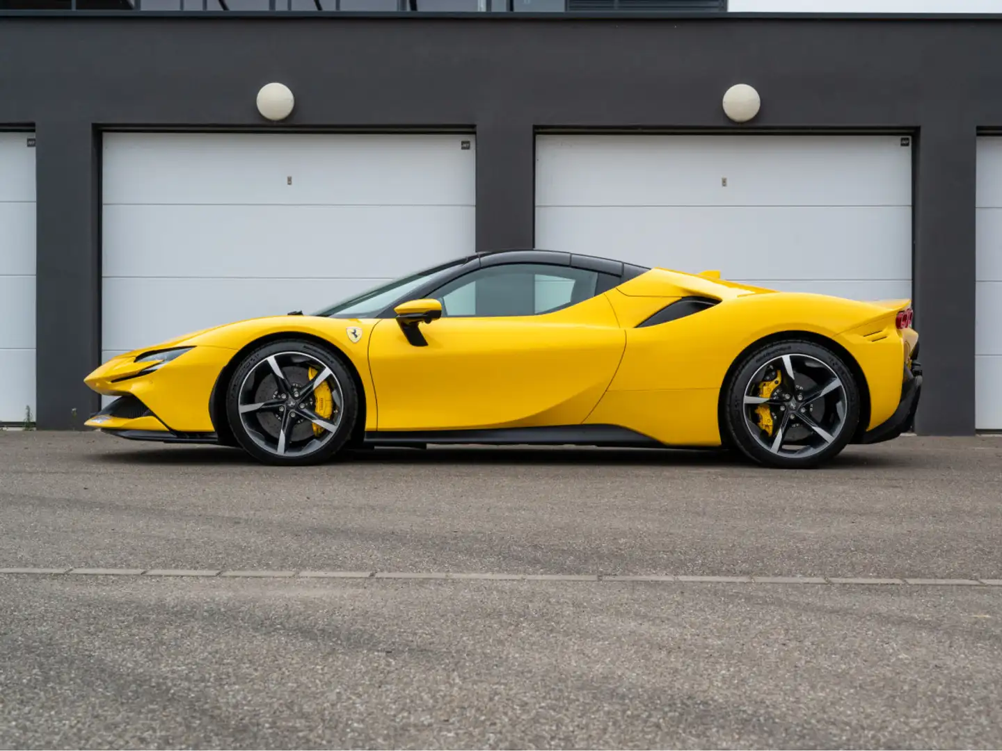 Ferrari SF90 Spider CARBONE | LIFT | CAMERA 360 | JBL | TVA Gelb - 2
