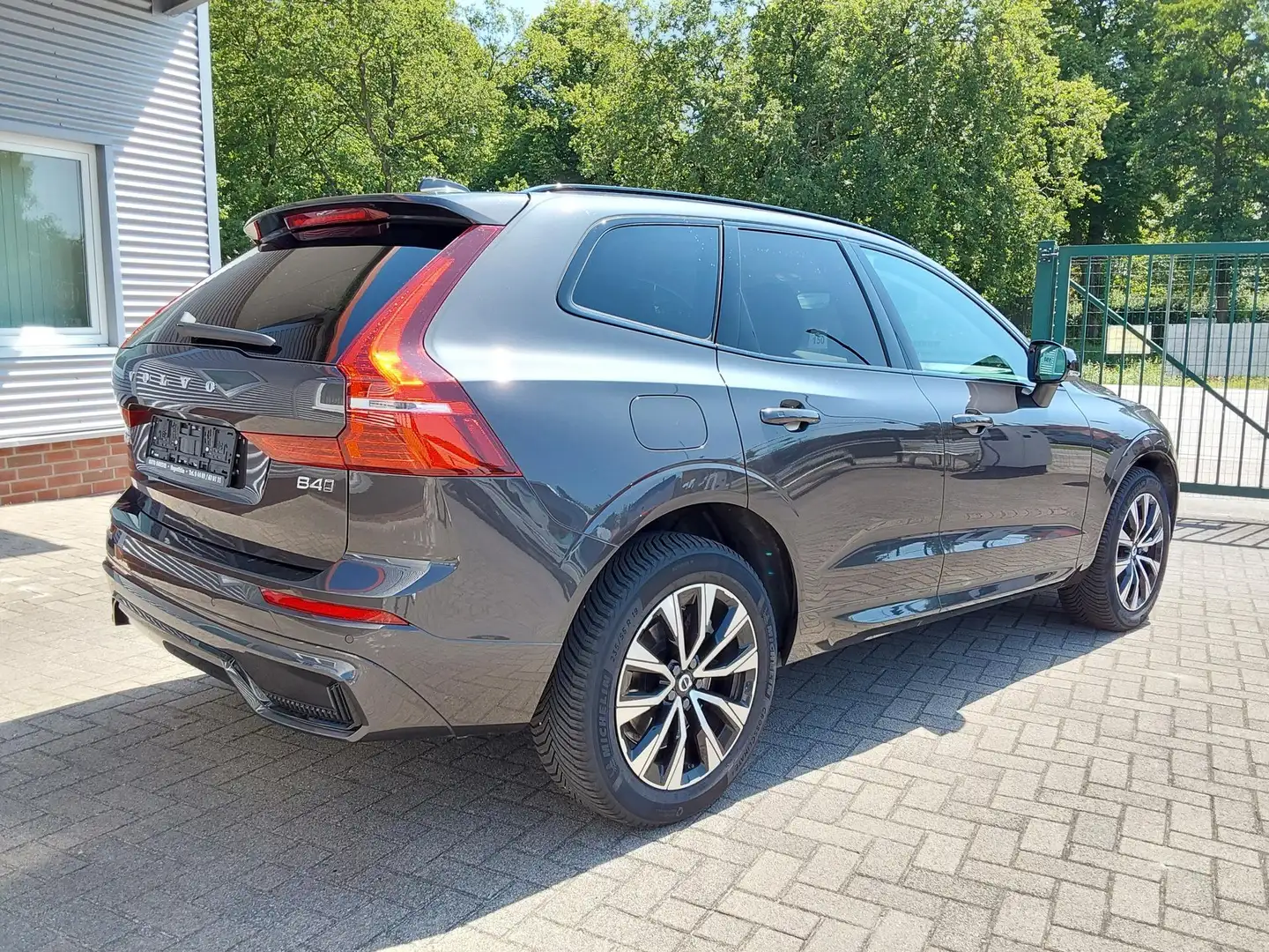 Volvo XC60 B4 D AWD Plus Dark ACC/AHK/LED/SHZ/PDC/NAV/KAM ... Grau - 2