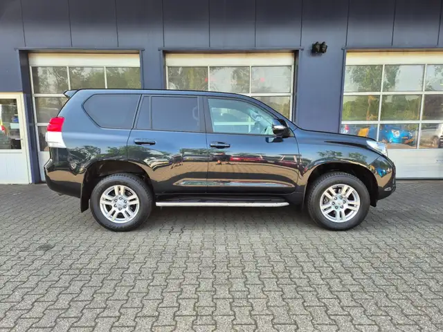 Toyota Land Cruiser view 6