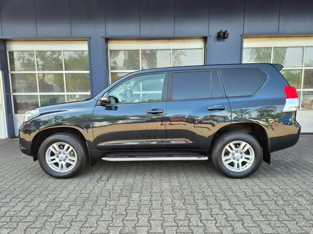 Toyota Land Cruiser view 5