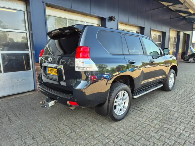 Toyota Land Cruiser view 2