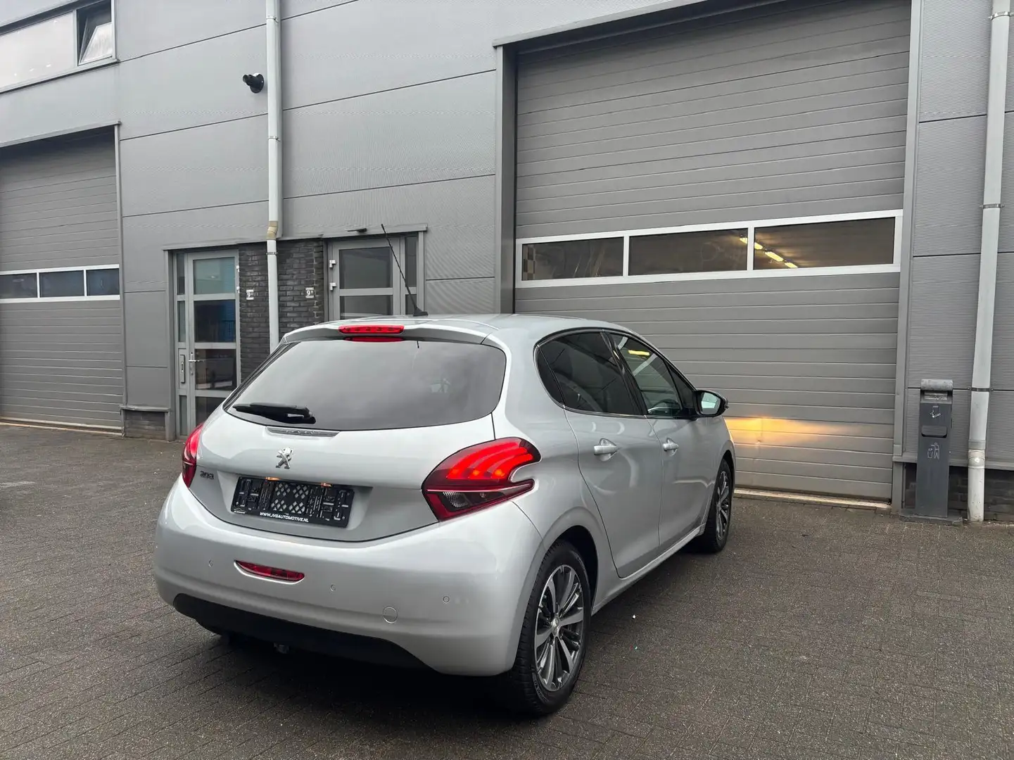 Peugeot 208 1.2 PureTech Allure Grijs - 2