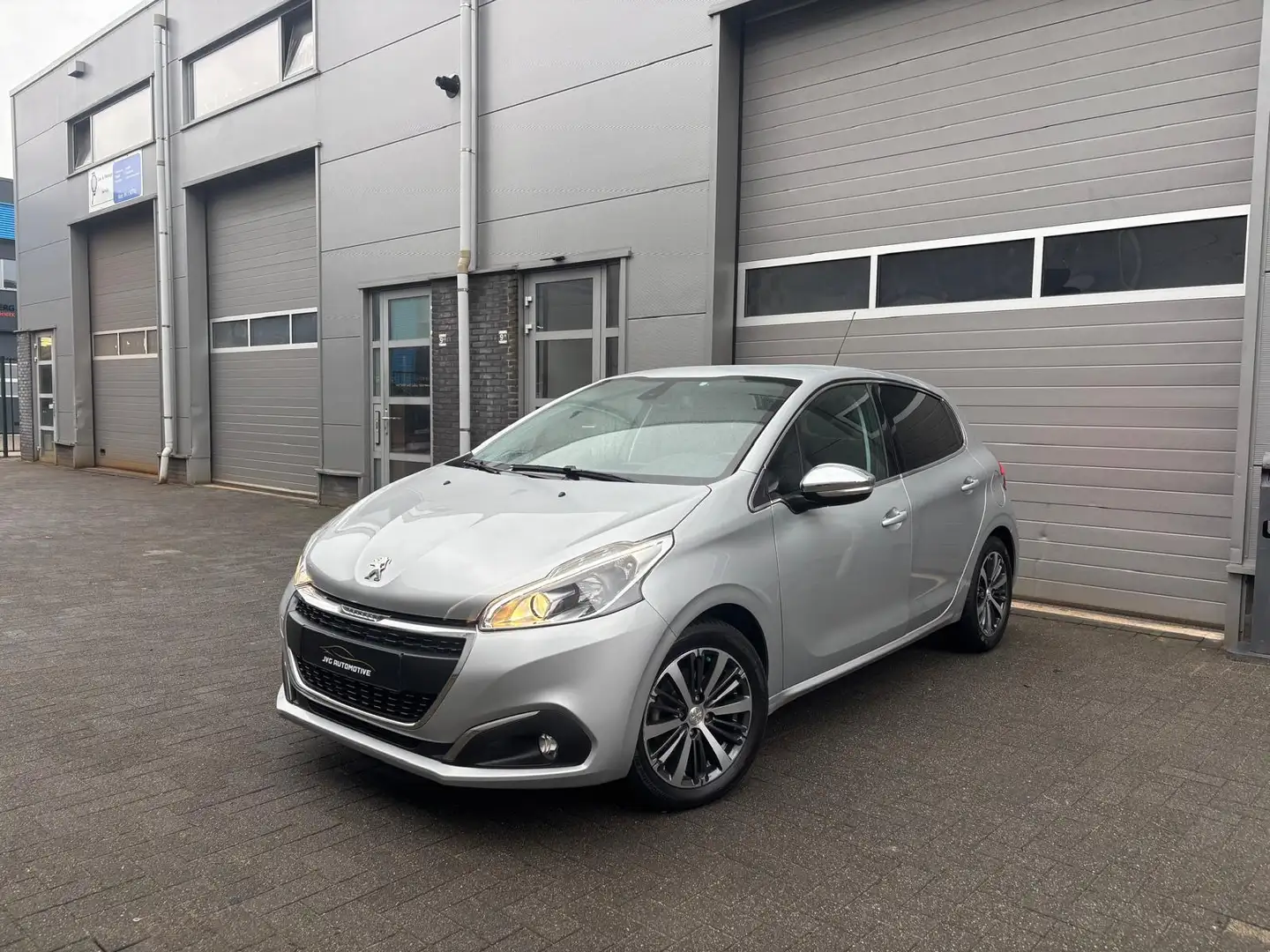 Peugeot 208 1.2 PureTech Allure Grijs - 1
