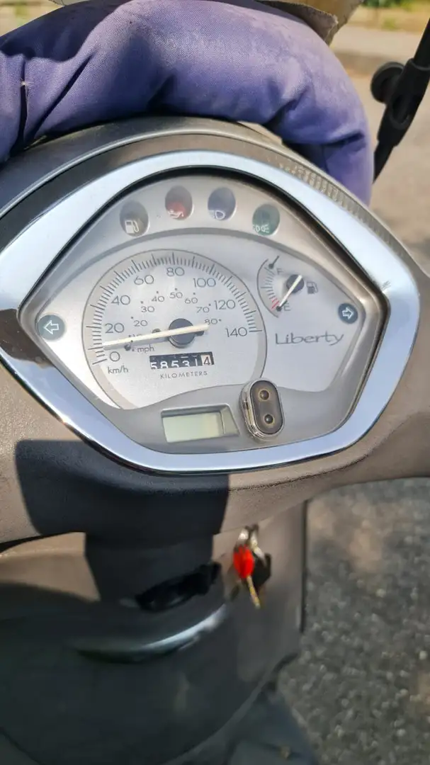 Piaggio Liberty 150 Stříbrná - 1