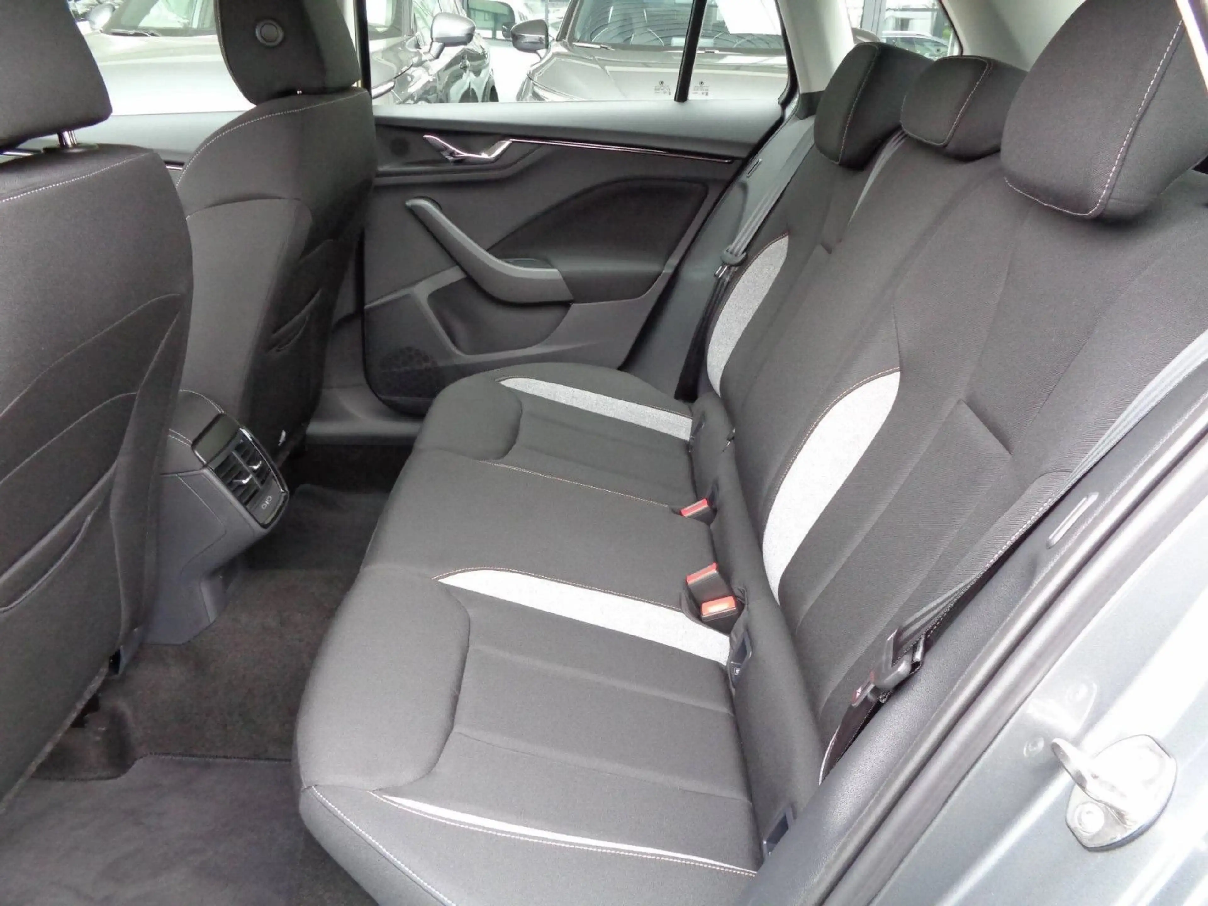 Skoda Kamiq 1.0 TSI DSG Selection ALU SHZ PDC Clim App — photo 4