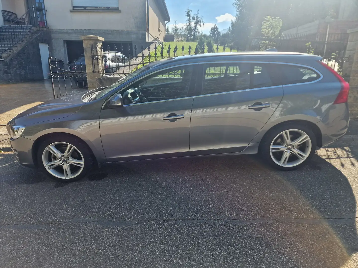 Volvo V60 D3 150 ch Summum Argent - 1