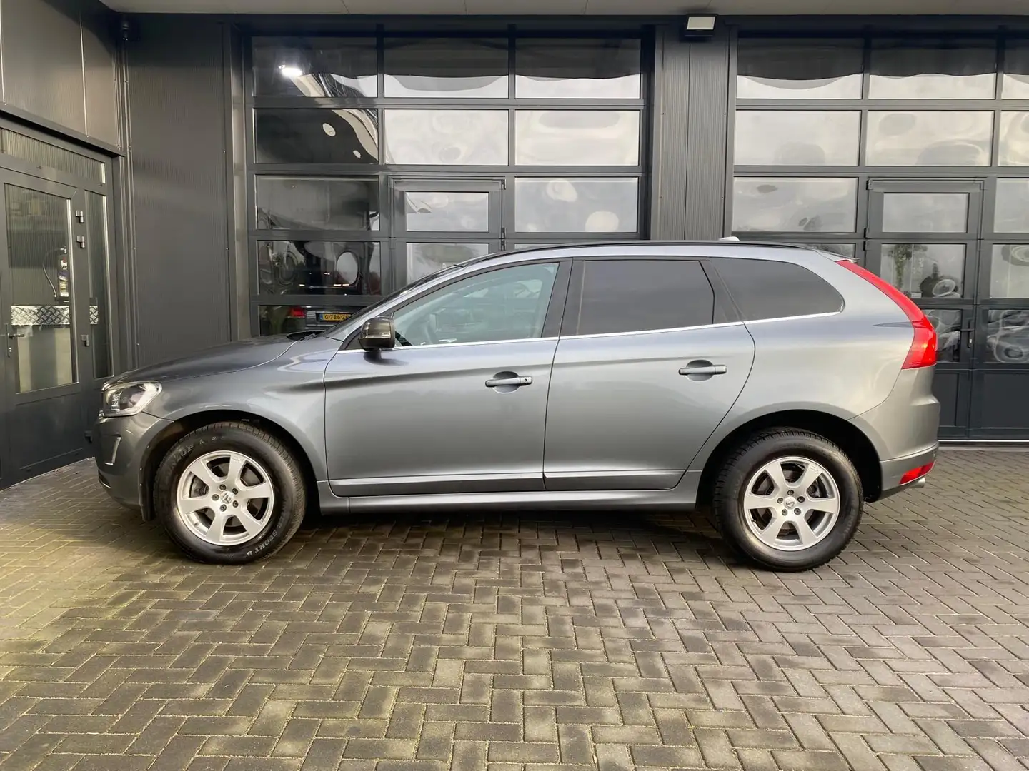 Volvo XC60 2.0 D3 FWD Summum | Grijs | Handgeschakeld | Xenon Grijs - 2