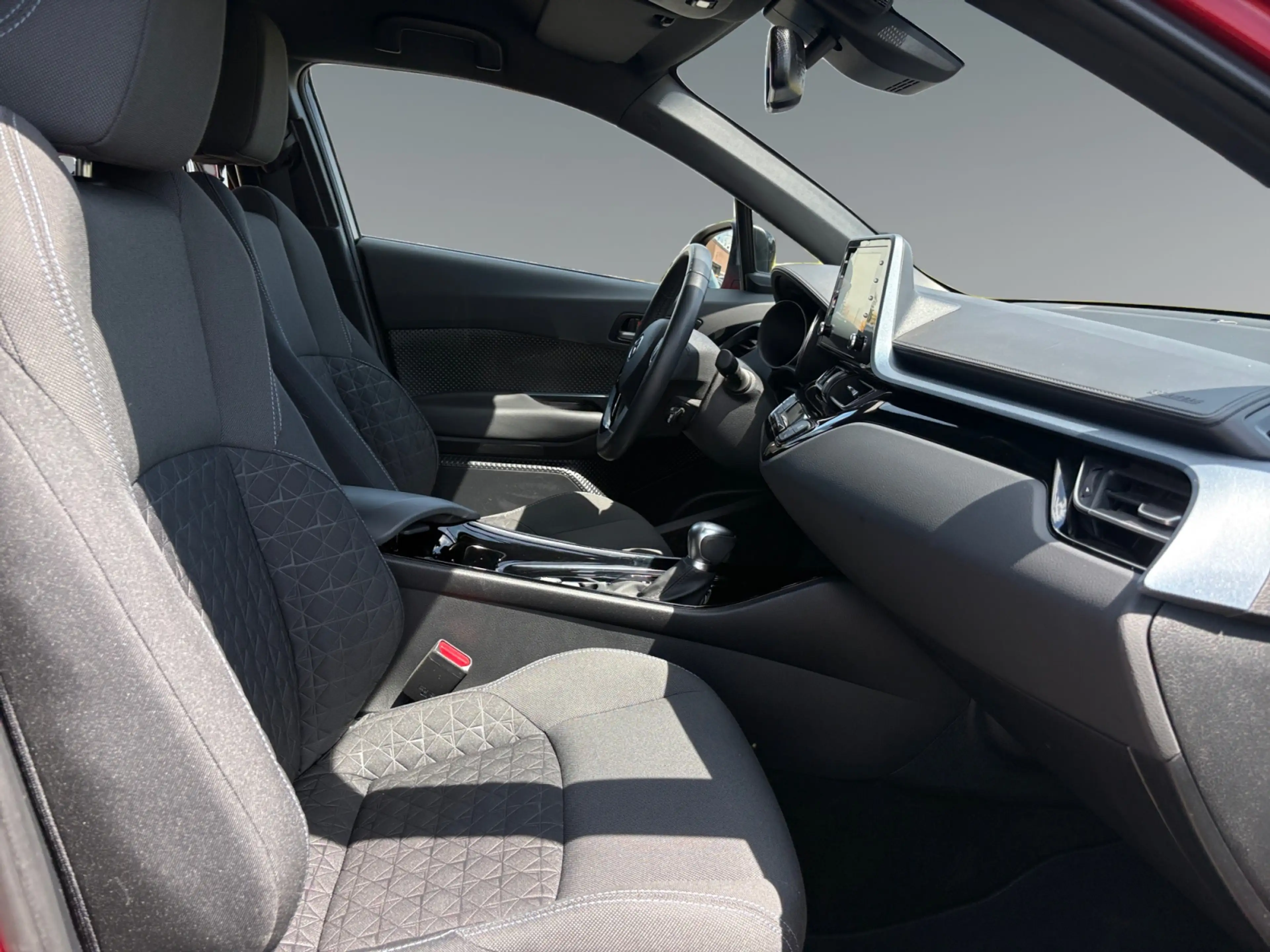 Toyota C-HR 1,8 l Hybrid 4x2, Club, CVT  8-fach bereift! — photo 12
