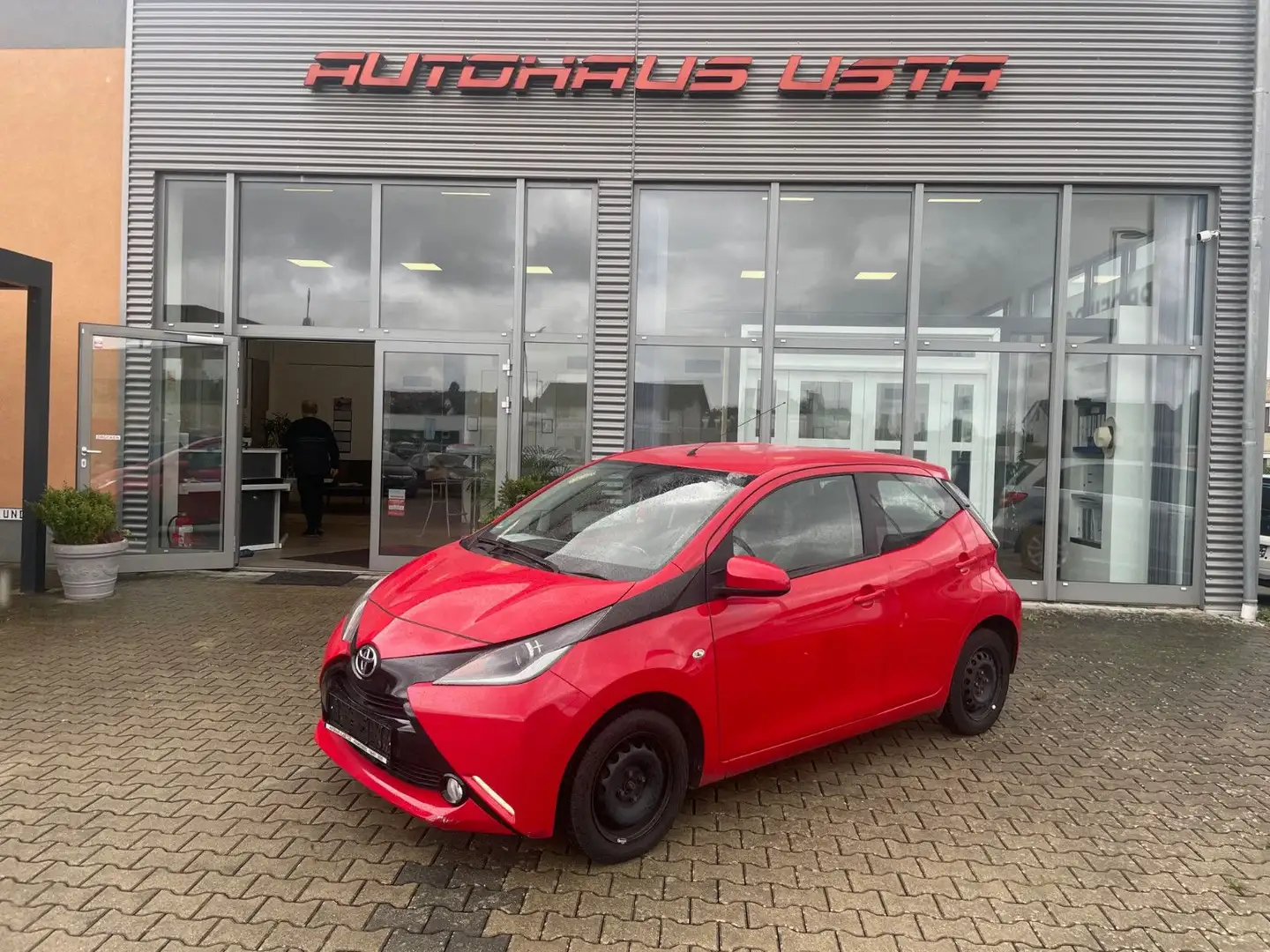 Toyota Aygo x-play Roşu - 1