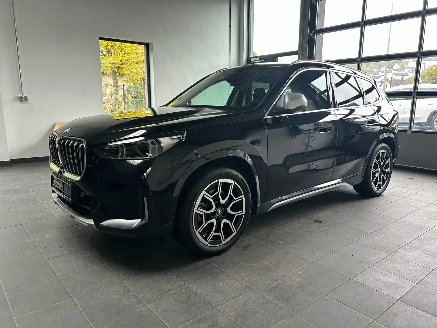 BMW iX1 30 xDrive xLine Leder_Panoramad_HarmanKard_Headup Schwarz - 1