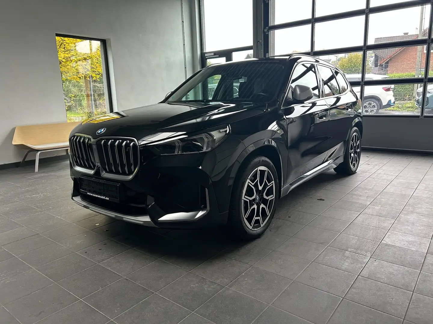 BMW iX1 30 xDrive xLine Leder_Panoramad_HarmanKard_Headup Schwarz - 2