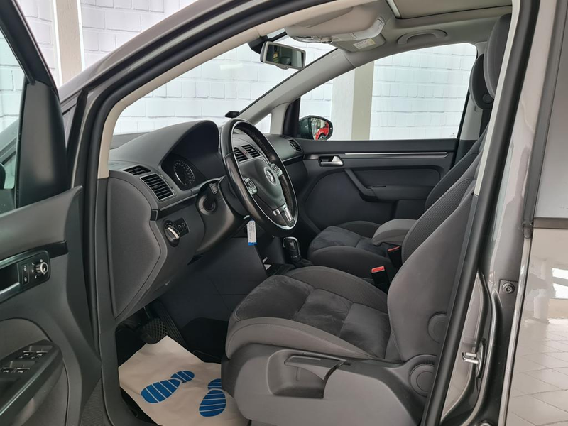 Volkswagen Touran Highline, AHK, Navi Bi-Xenon, Panoramadach — photo 9