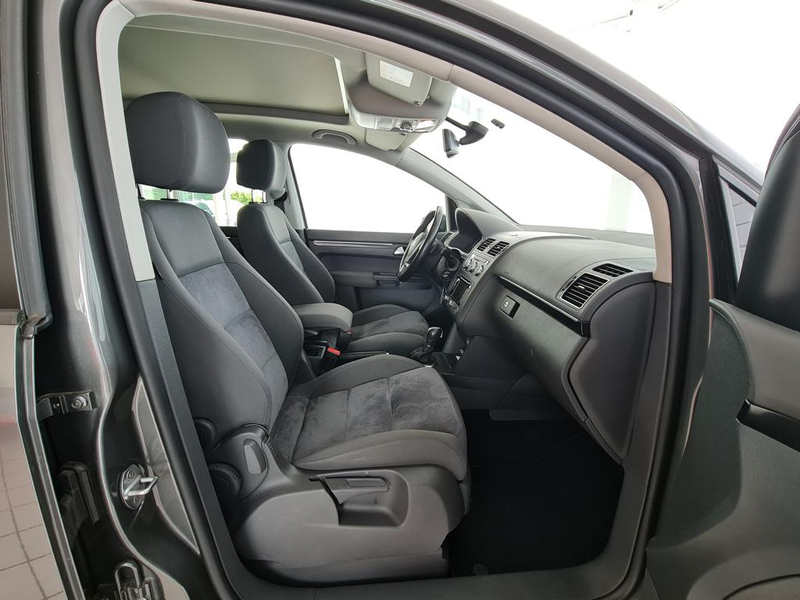 Volkswagen Touran Highline, AHK, Navi Bi-Xenon, Panoramadach — photo 12