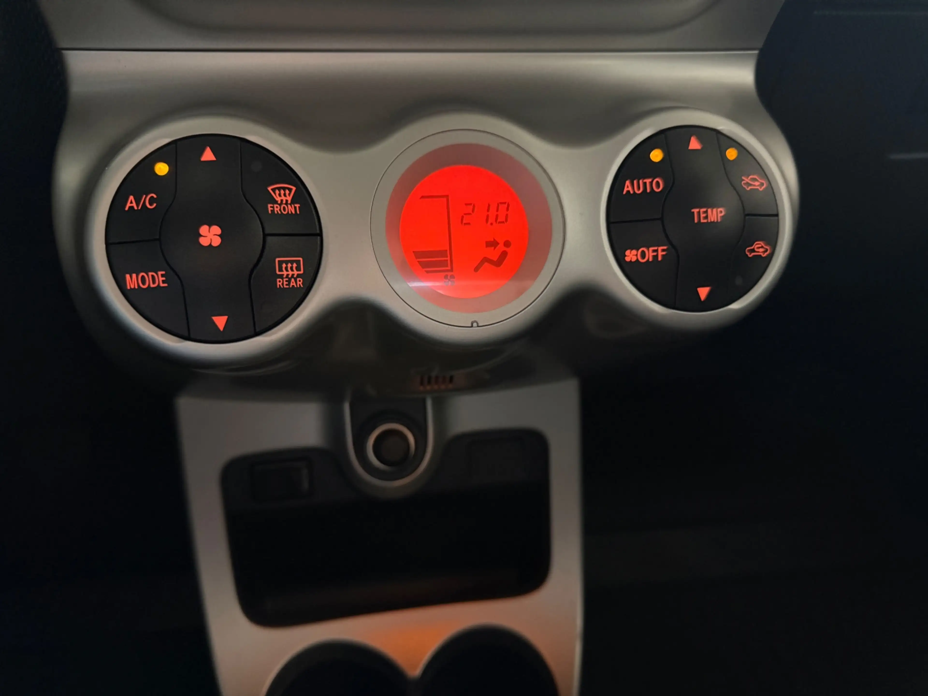 Toyota Urban Cruiser 1.3 VVT-i Dynamic, Climate, PDC, Navi, Bluetooth — photo 22