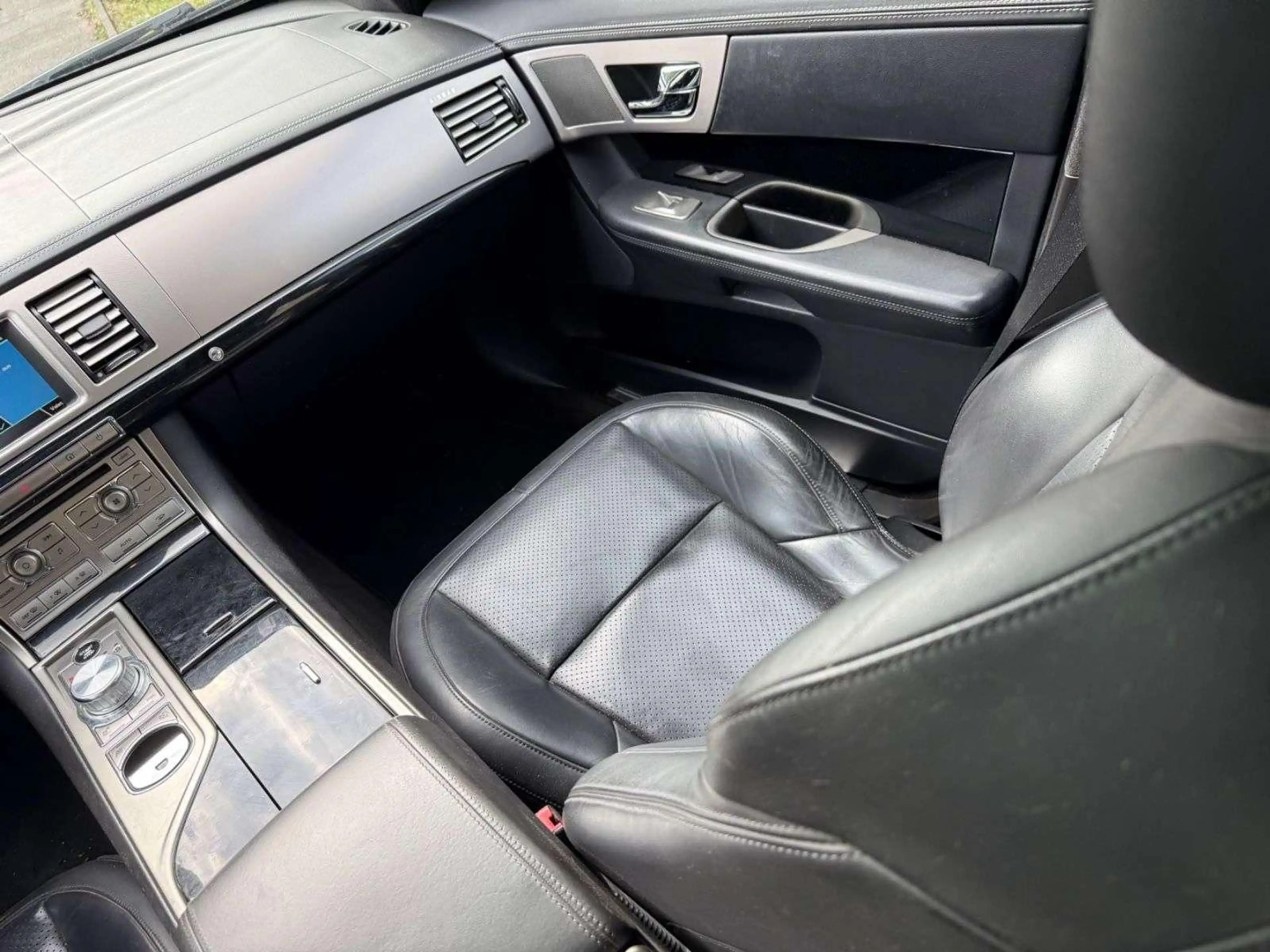 Jaguar XF 3.0 V6 Diesel S Portfolio — photo 13