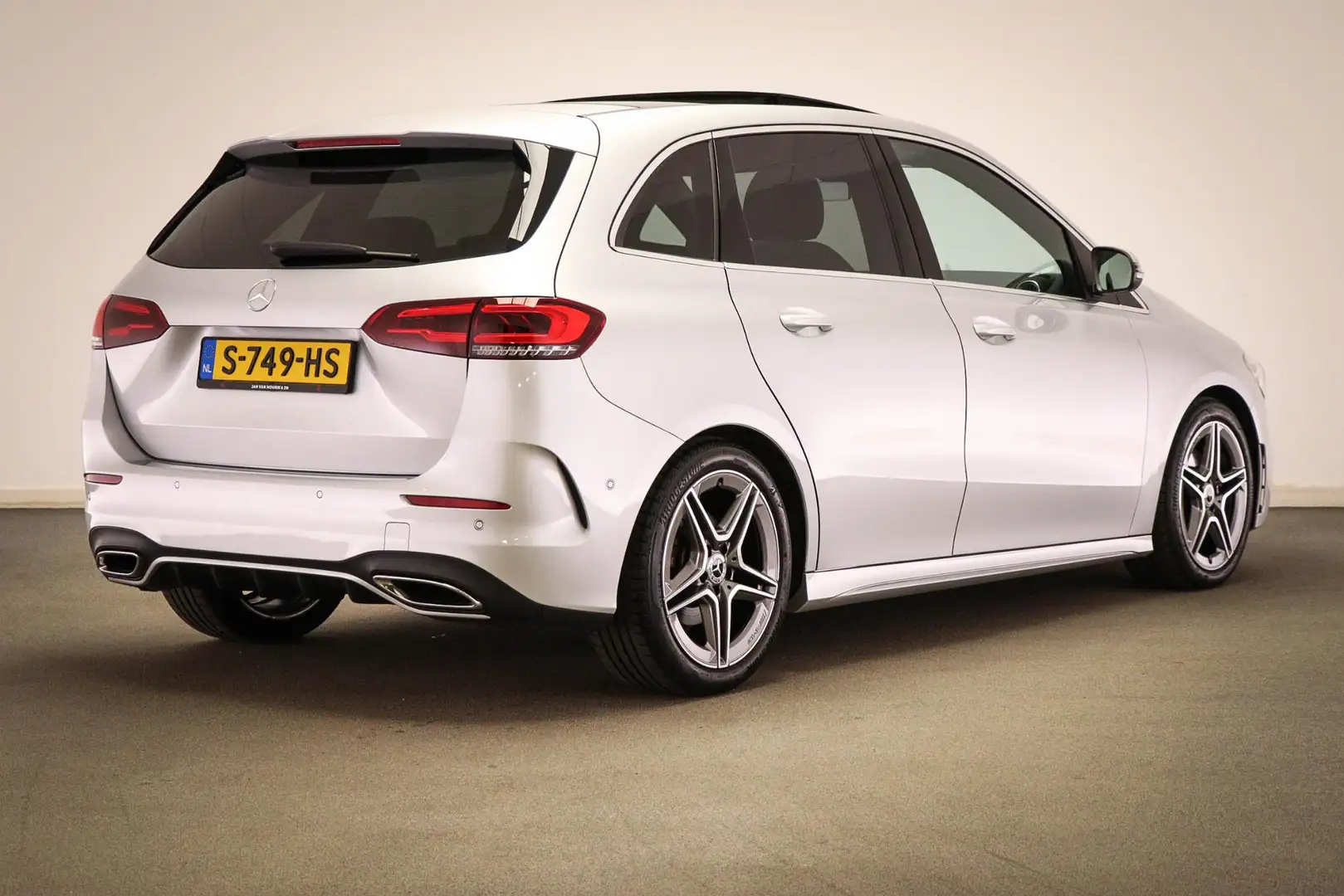 Mercedes-Benz B 200 AMG Line | PANORAMADAK | DAB | APPLE | SFEERVERLIC Grijs - 2
