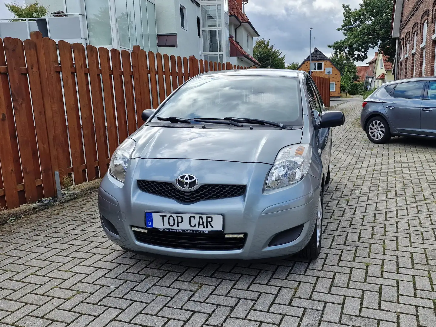 Toyota Yaris Cool Tüv bis 07/27 Grau - 1