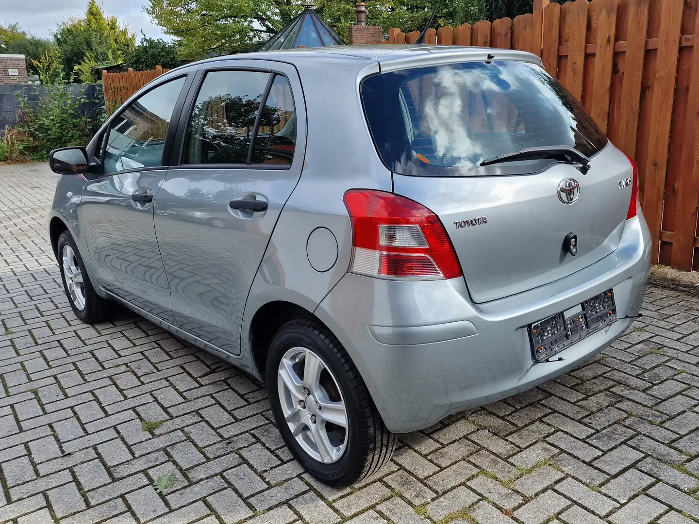 Toyota Yaris Cool Tüv bis 07/27 Grau - 2