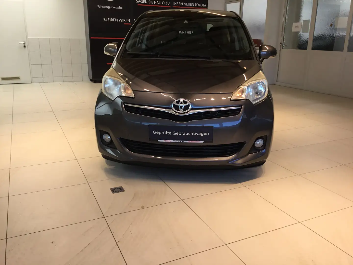 Toyota Verso-S 1,4 D-4D Active Grau - 2
