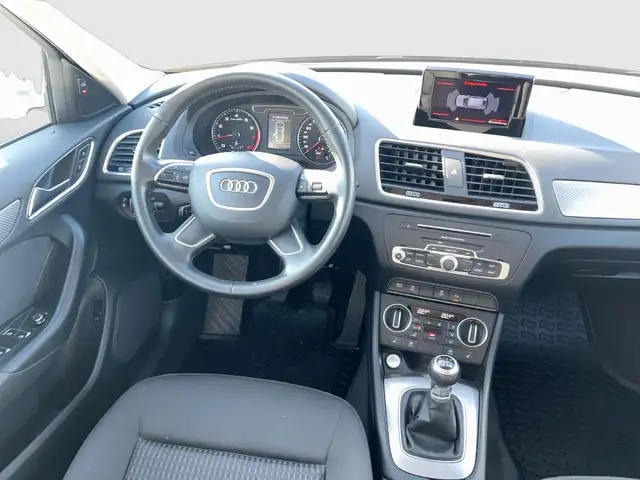 Audi Q3 view 11